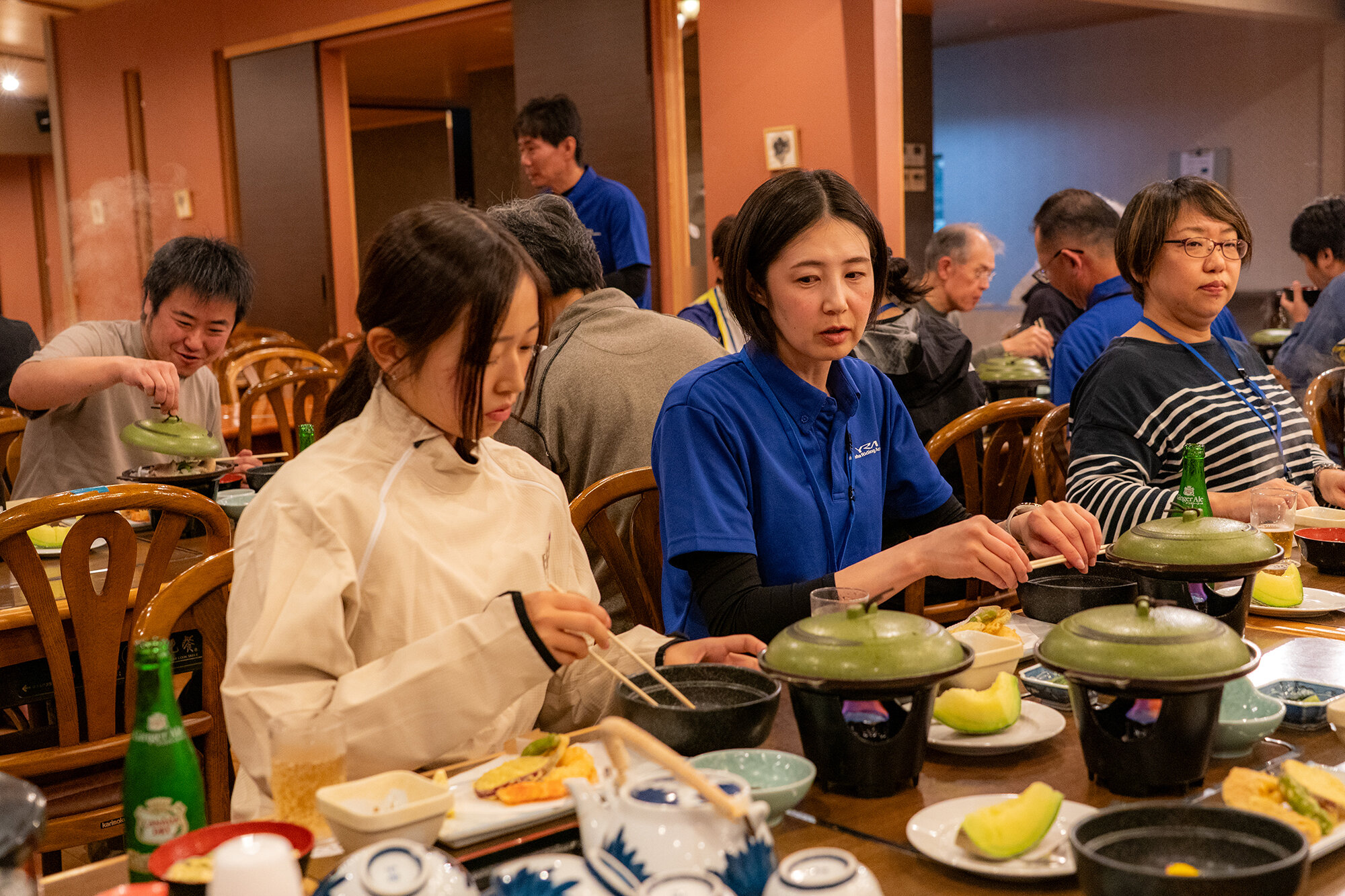 夜は参加されたみなさんとインストラクター全員でテーブルを囲み 