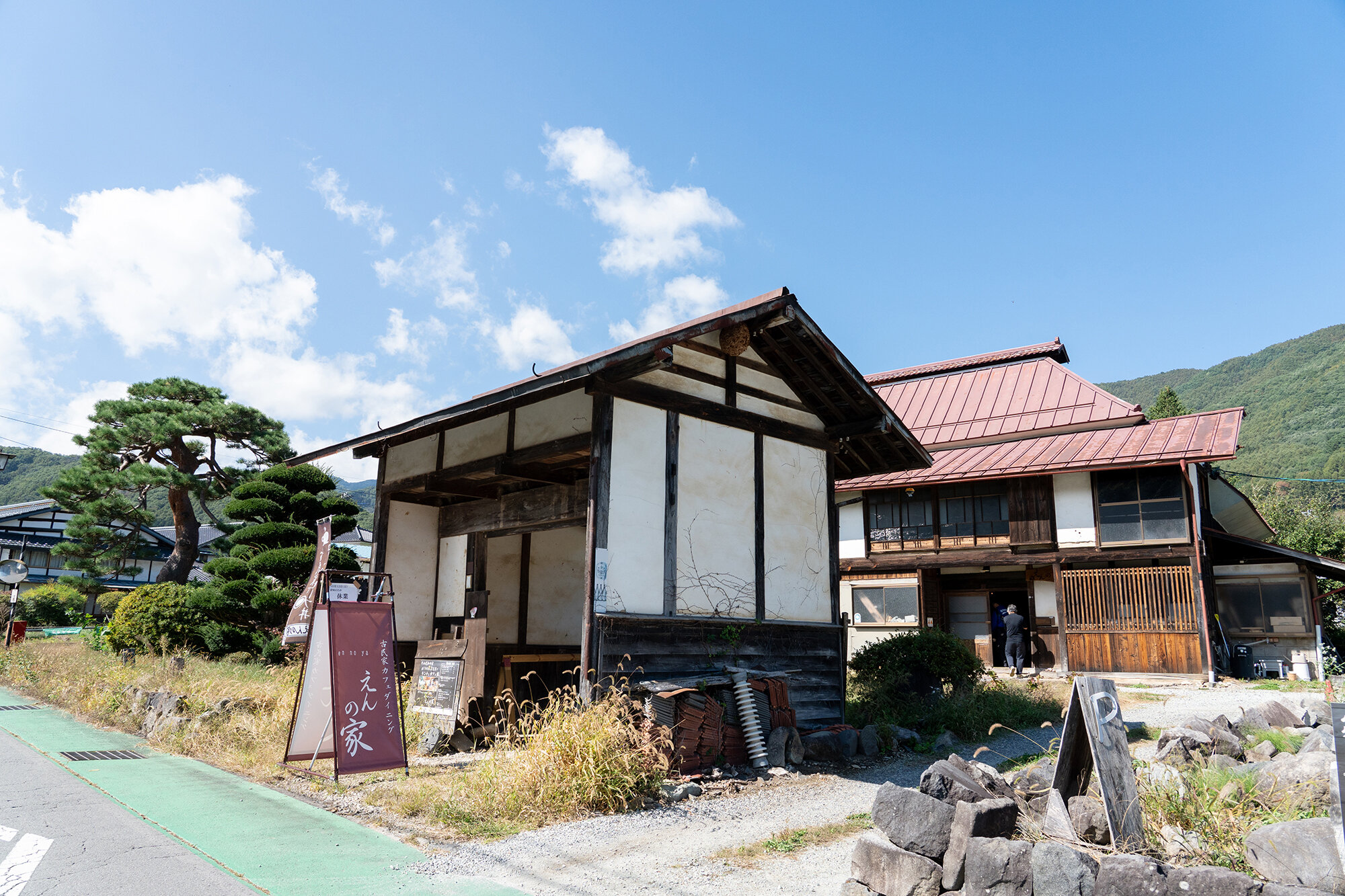 40分ほどでランチ会場の古民家カフェダイニング えんの家に到着！