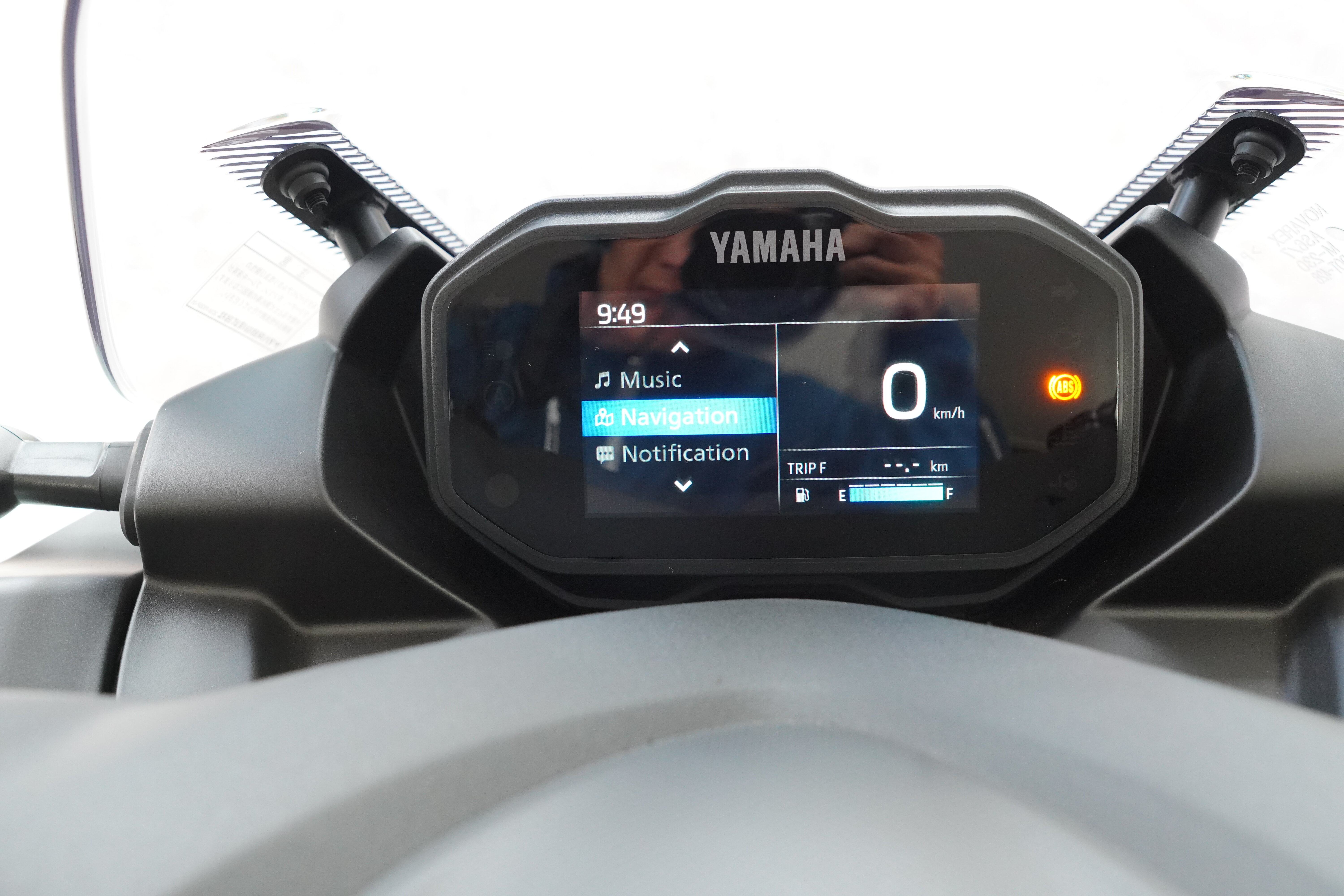 アプリで目的地を設定したら、ディスプレイをナビゲーション表示モードに切り替えます。