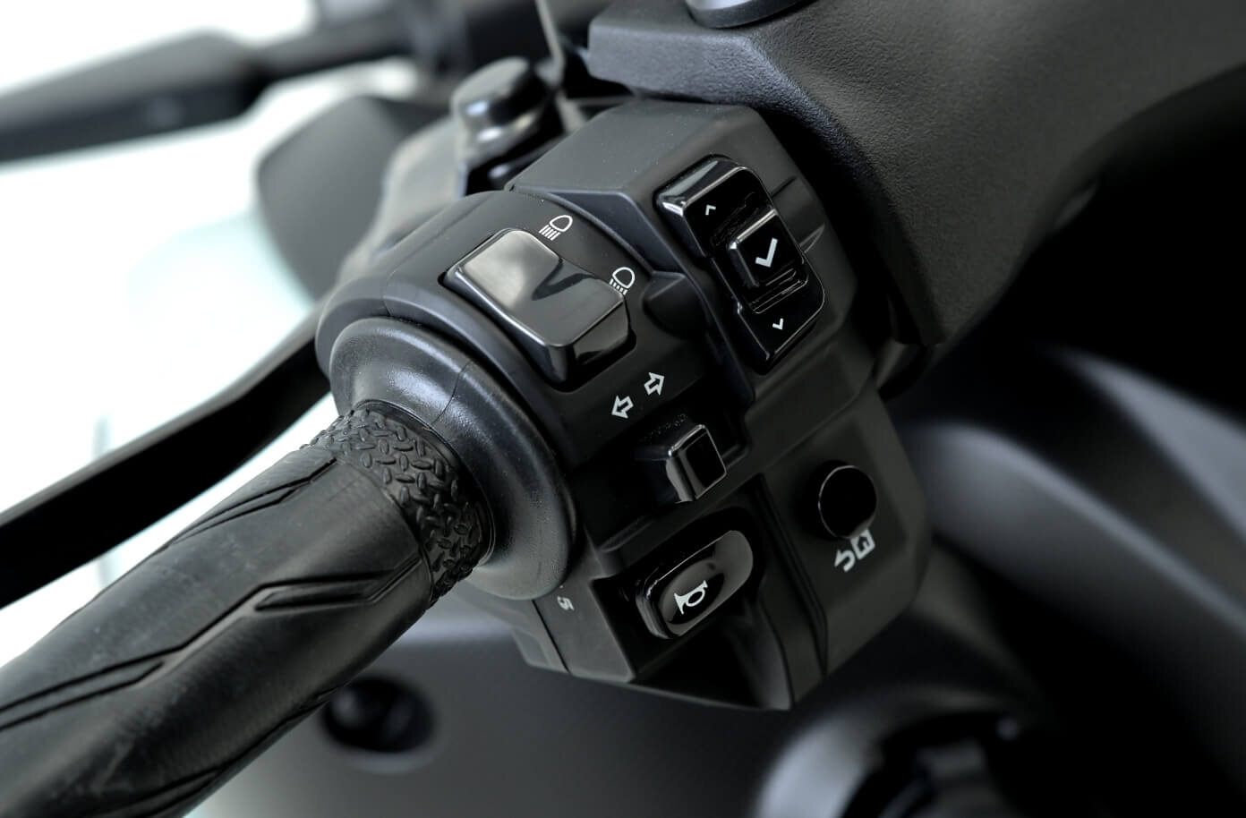 内側に縦長のボタンが3つ並んでおり、中央のチェックマークボタンを押すと機能一覧が呼び出せます。上下のボタンで使いたい機能を選び、再度中央のボタンを押すとその機能が実行されます。