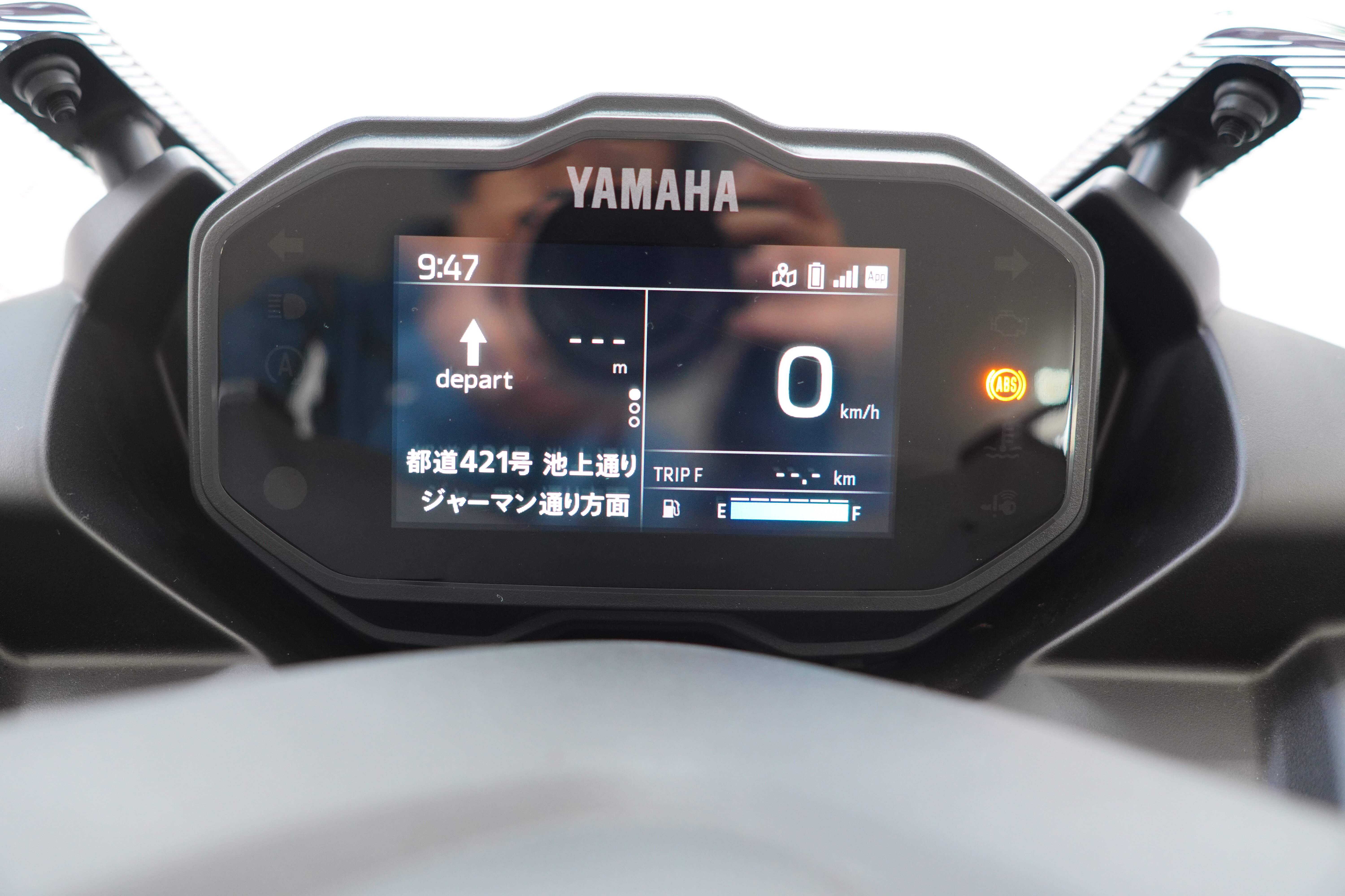 スマートフォン側で目的地を設定した状態でディスプレイ表示をナビゲーションモードにすると、ディスプレイの左側にTurn By Turnのナビゲーション画面が表示されます。