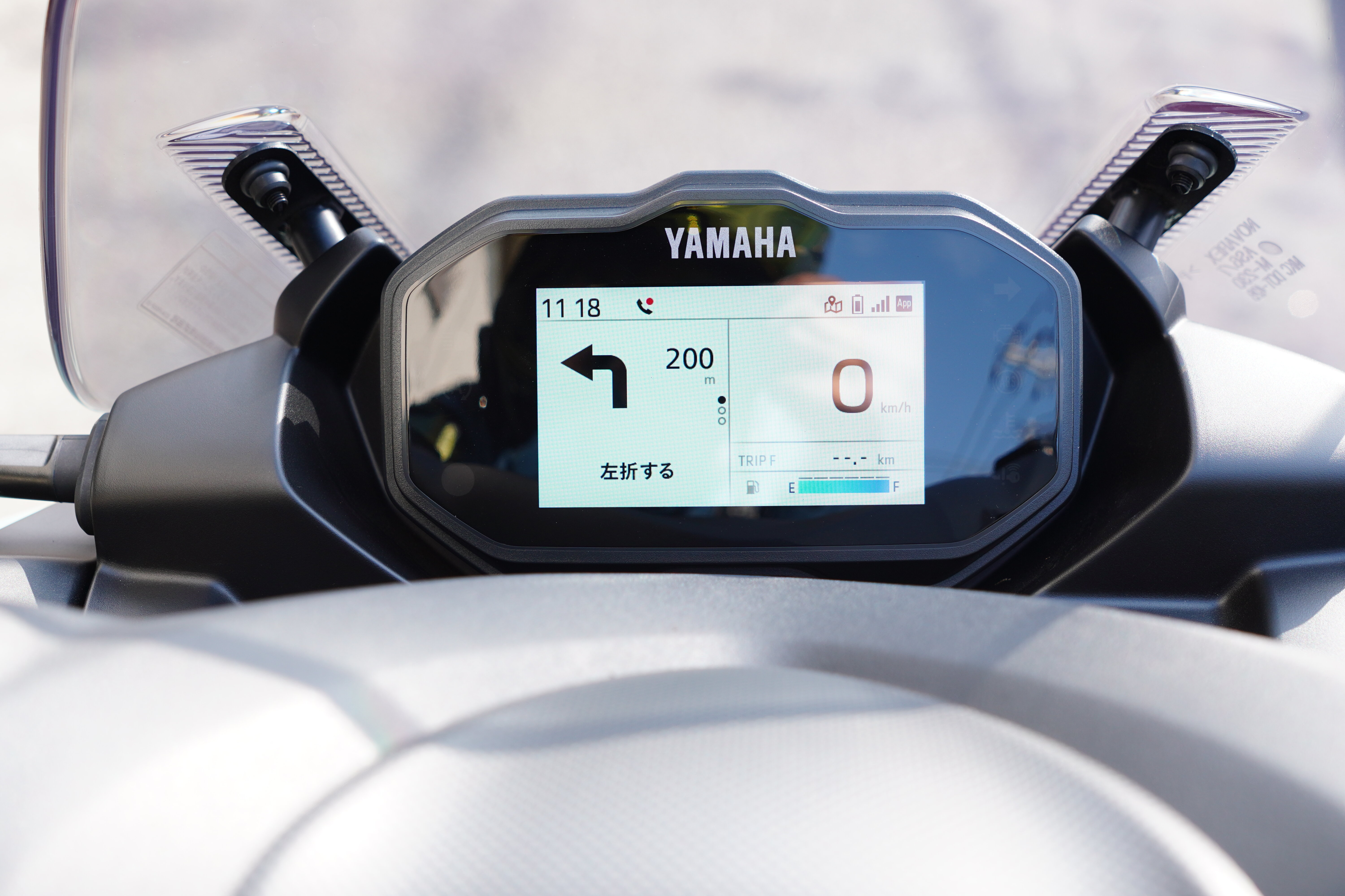 さらに、ナビの表示は左ハンドルのスイッチでパターンを切り替えることができます。