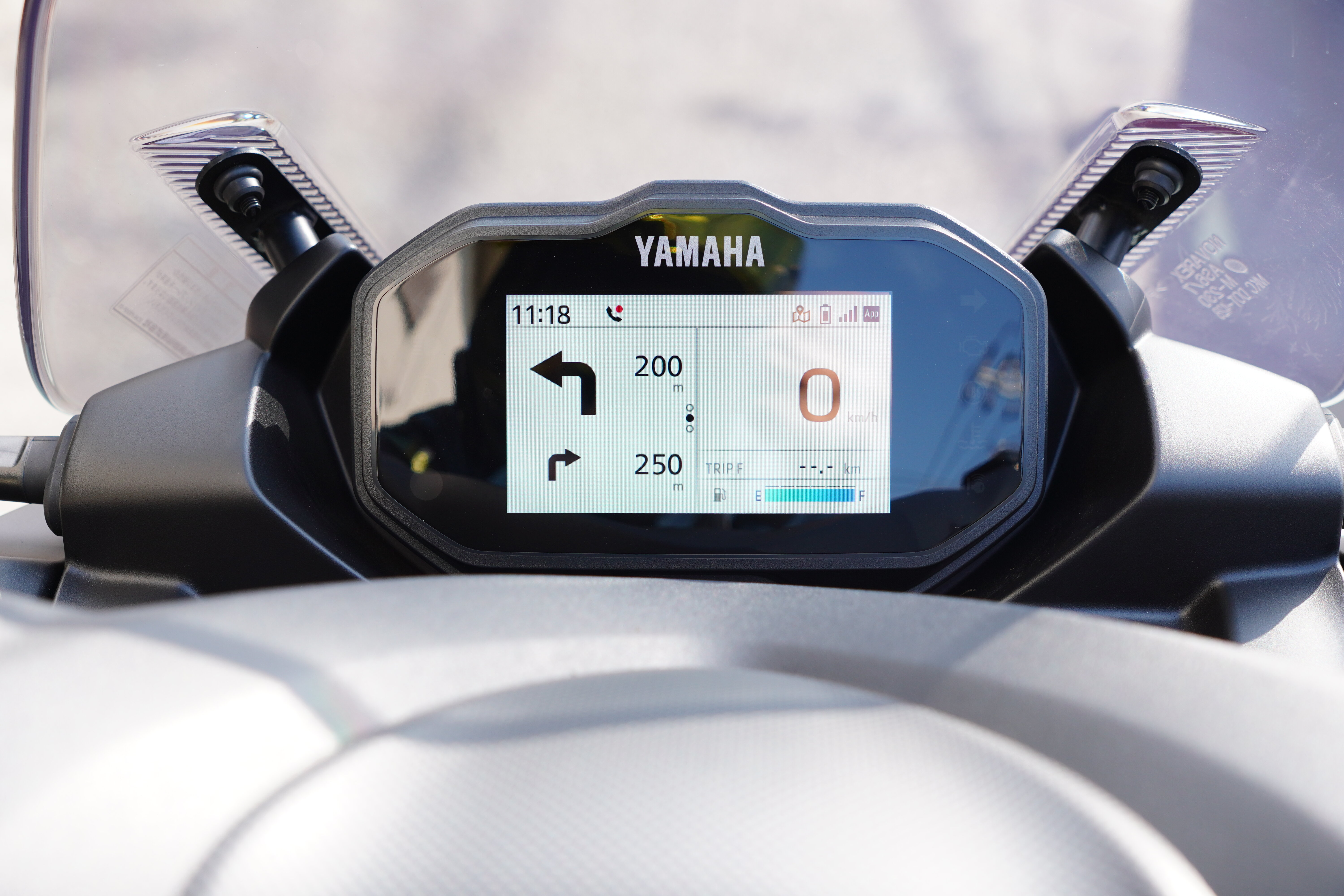 デフォルト表示は「次に曲がるポイント」を教えてくれますが、手元操作でパターンを切り替えると2段階先の右左折まで分かります。