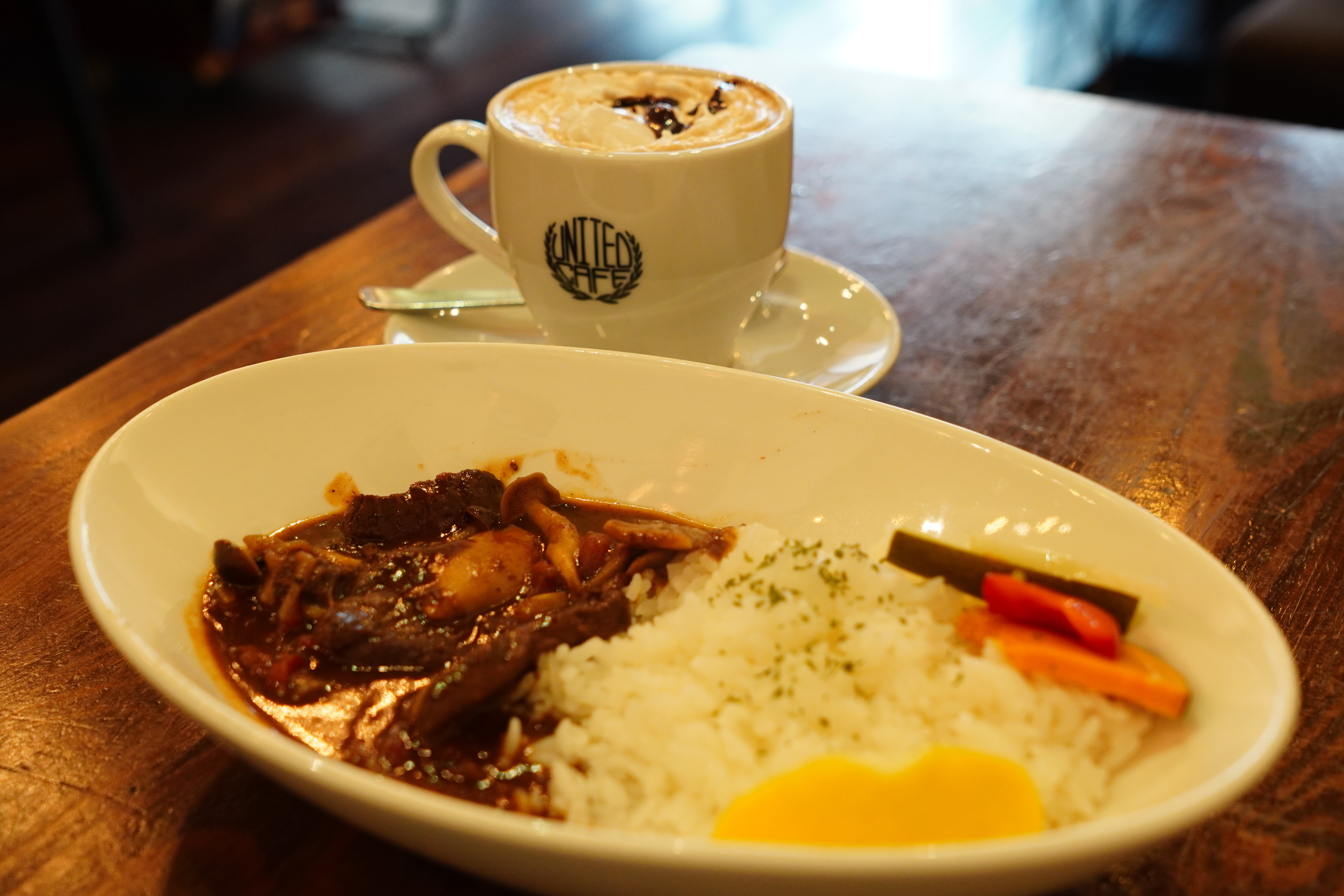 店内にはギャラリースペースがあり、オートバイにかかわる様々なアーティストによる個展・グループ展が楽しめるのも魅力です。