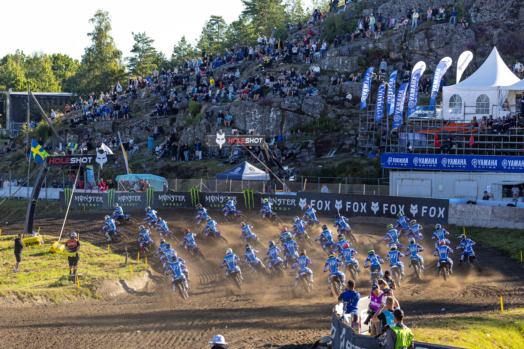 迎えた日曜日、朝一番に行われたのがYZ125クラス、完璧にメインテナンスされたコースに向って走り出します。