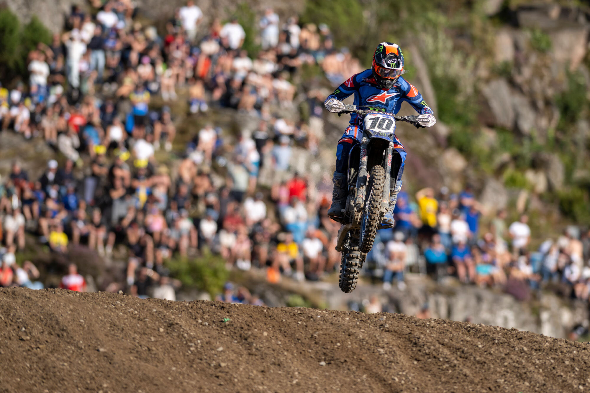 レースを終えた二人はグランプリライダーたちが繰り広げる異次元の走りと激しいバトルを見学。