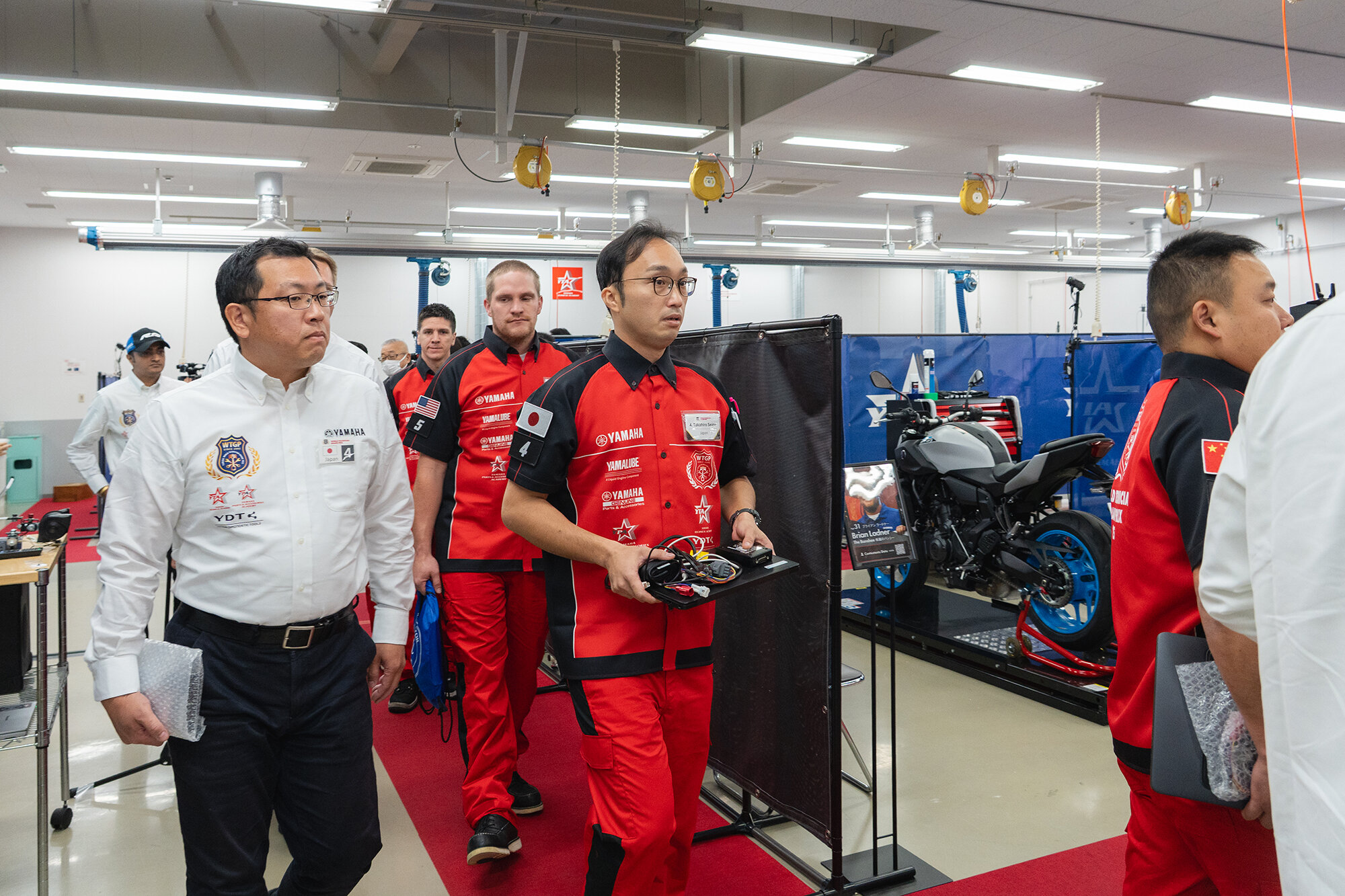 周囲でさまざまな国の言葉が飛び交い、大会の公用語である英語で開会式も競技開始の合図も行われていました。