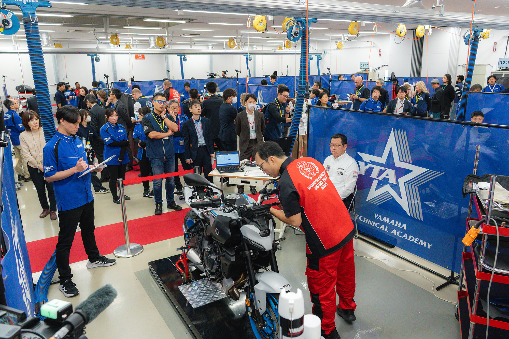 とは言え、各国のディーラーや拠点スタッフのほか、来賓の方々の見学もあり、多くの人々が競技の行方を間近で見守っています。
