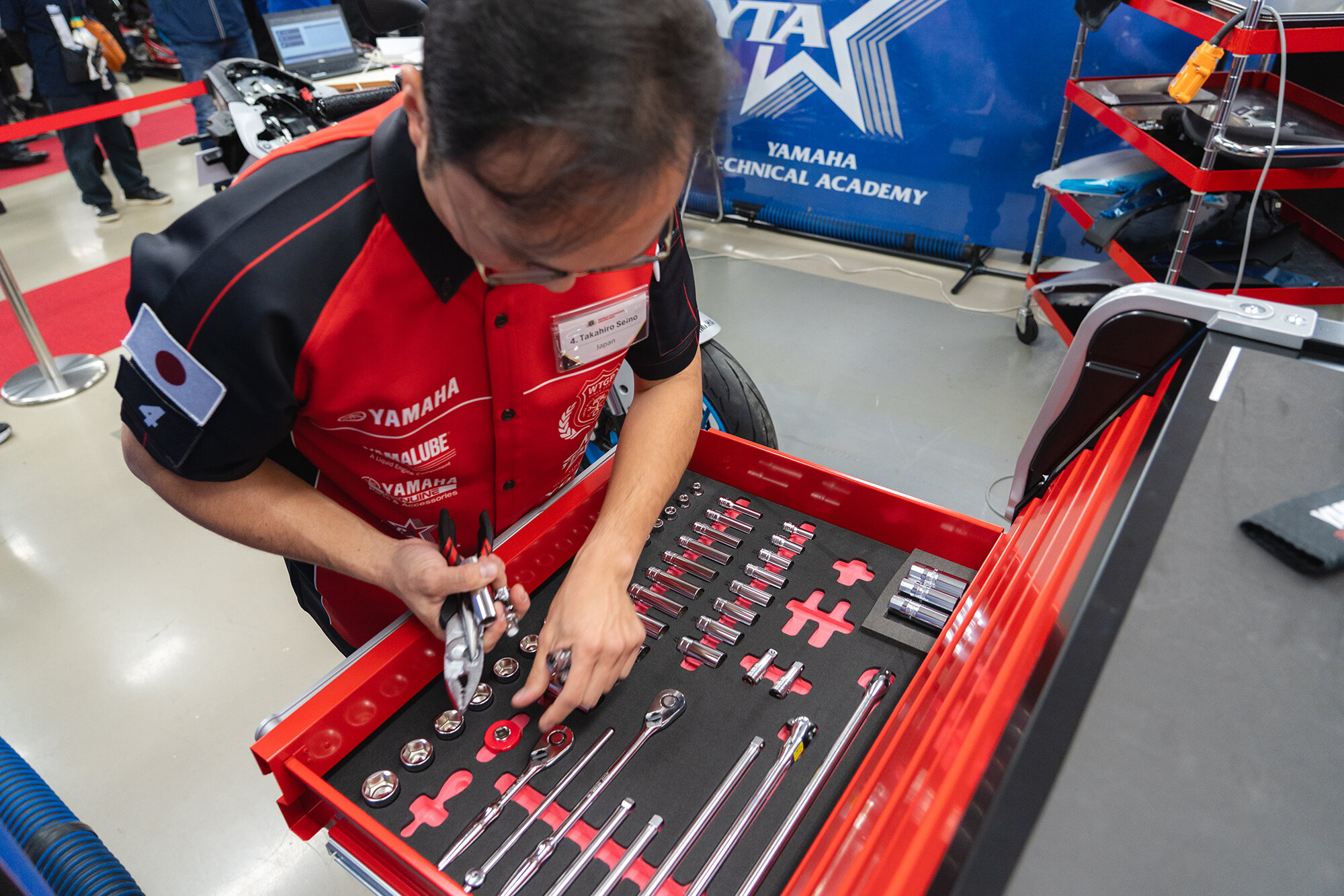 しかも、イコールコンディションのために、使用する工具は全員同じ。