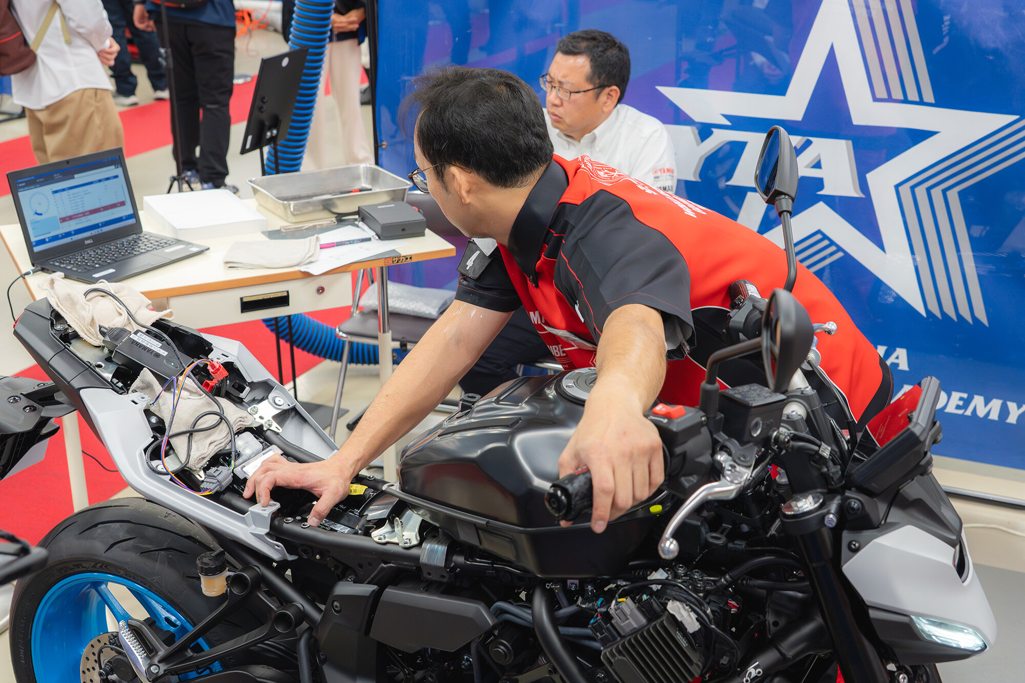 車両とパソコンを接続することで、車両の状態を点検・可視化