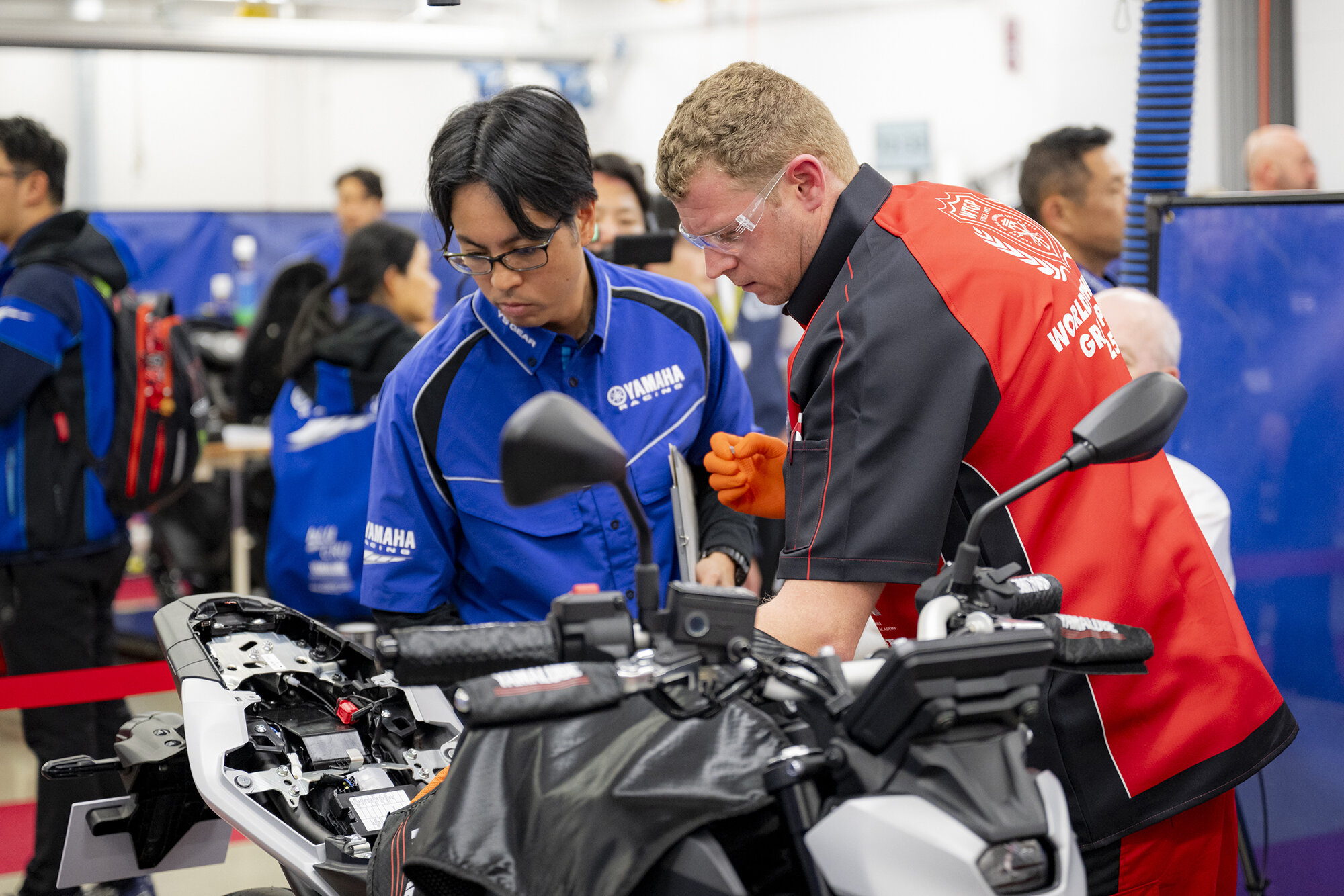 そして診断の末、交換部品が必要になると、近くの審査員に必要なパーツを申告します