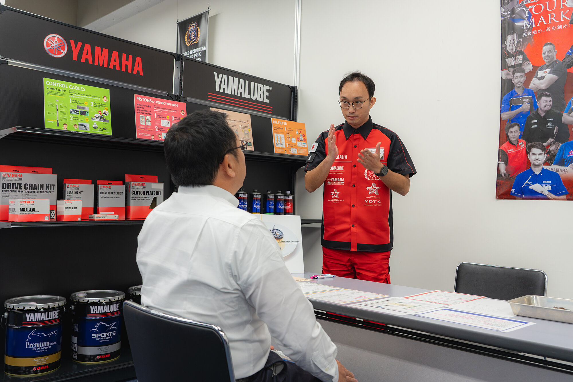 流れとしては、お客さまが来店され、接客カウンターへご案内