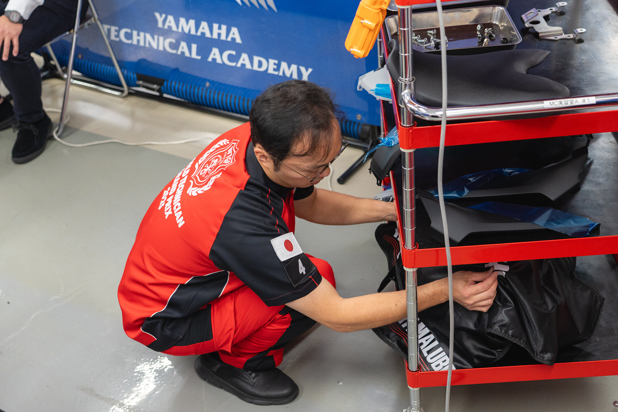 タンクを外した際も、安定した場所にカバーを掛けて安置するなど、大切なお客さまの愛車をお預かりし修理する姿勢で終始臨んでいました。