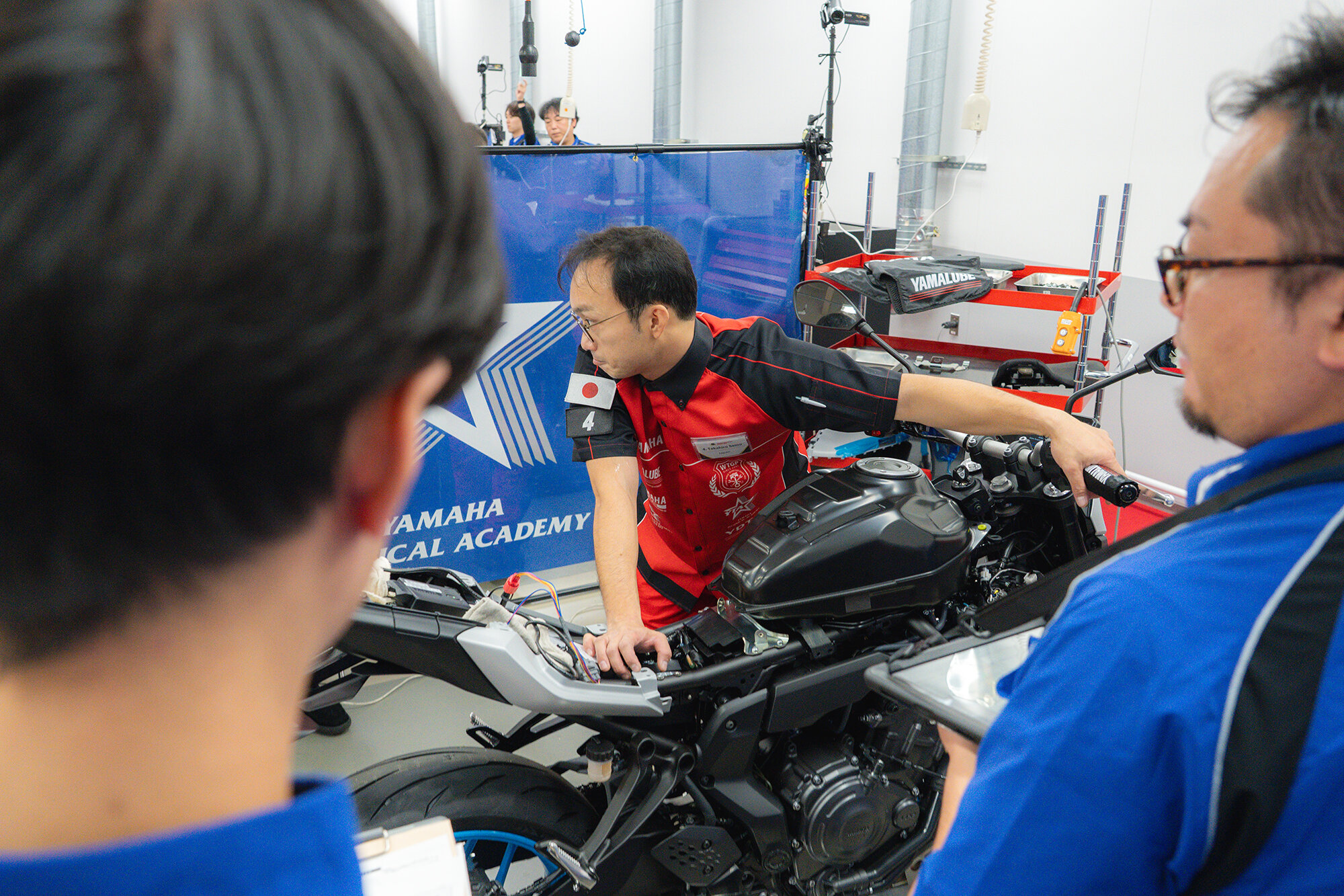 「そこじゃなくて・・・」と審査員の背中ももどかしそうに見えます。