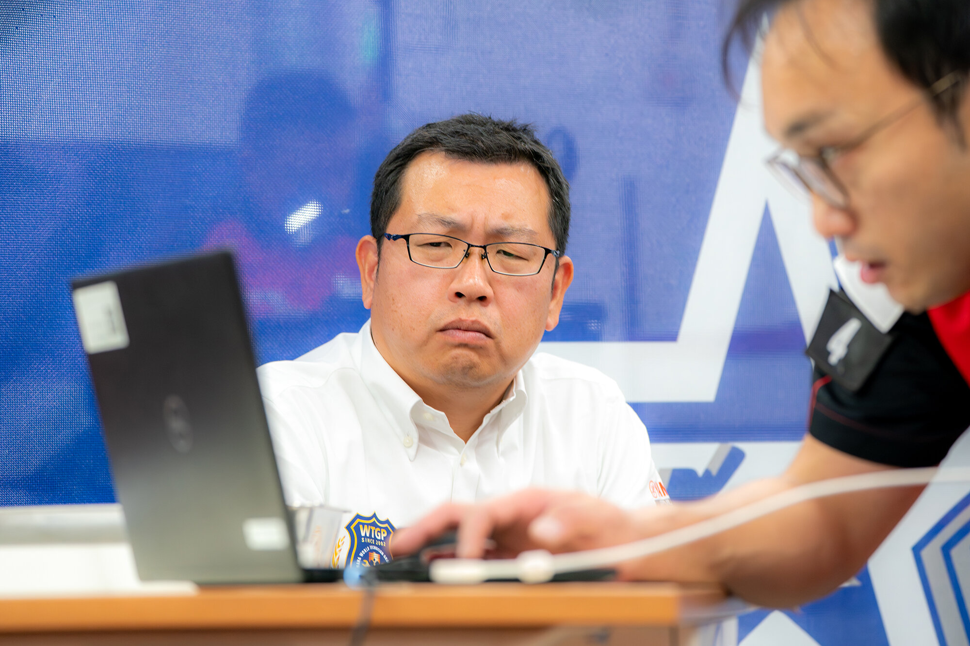 そばで見守るサービスセンター東日本仙台の担当者の表情が