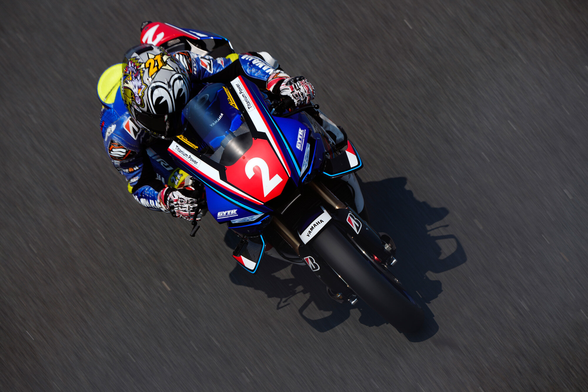 マシンはレースマシンの開発で得られた技術をフィードバックしたウィングレッドを採用した新型YZF-R1を投入しました。