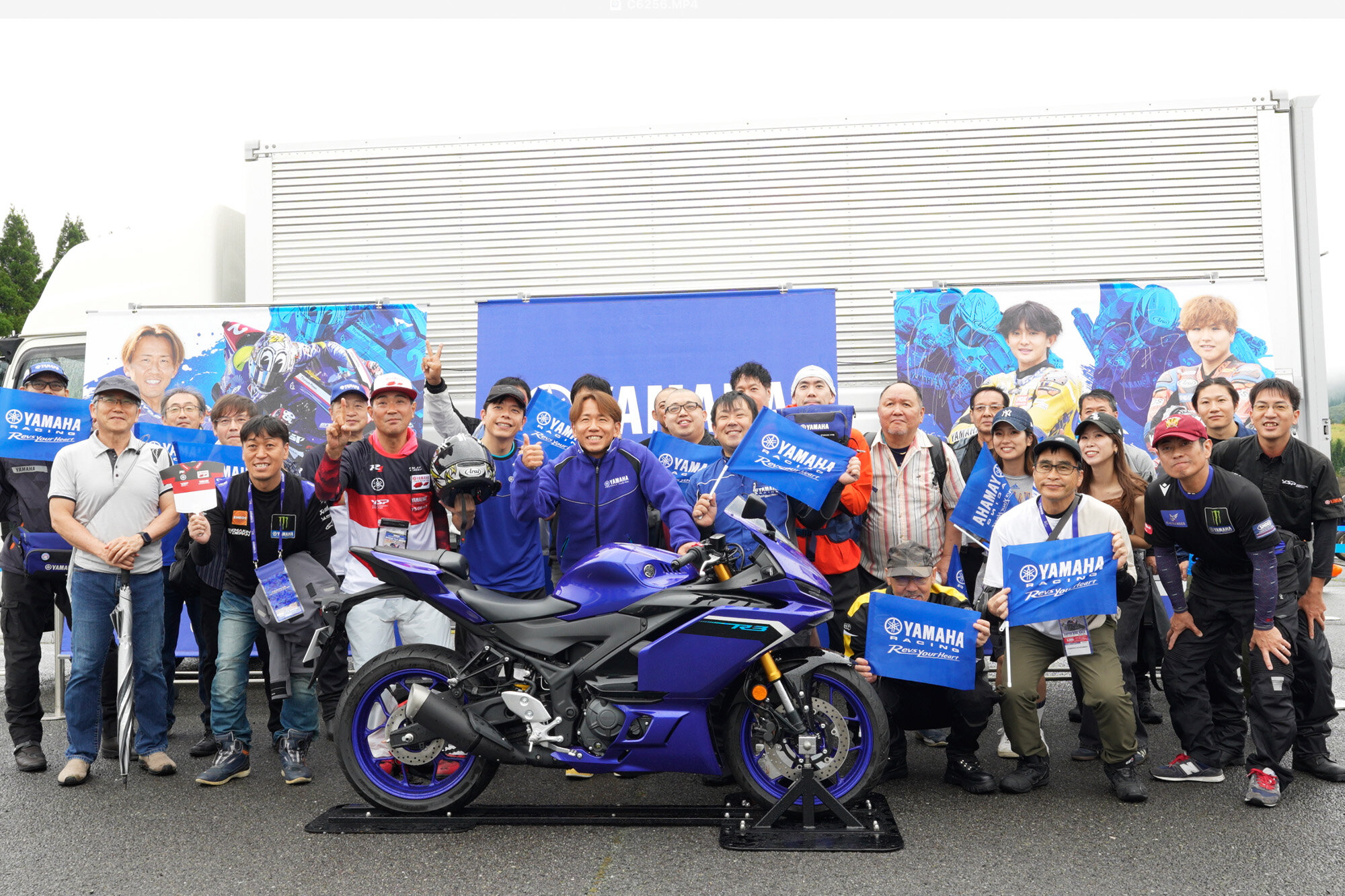 第5戦オートポリスでは、YSP応援団をはじめ地元九州のファンから多くの声援を受け、レース1で3勝目。