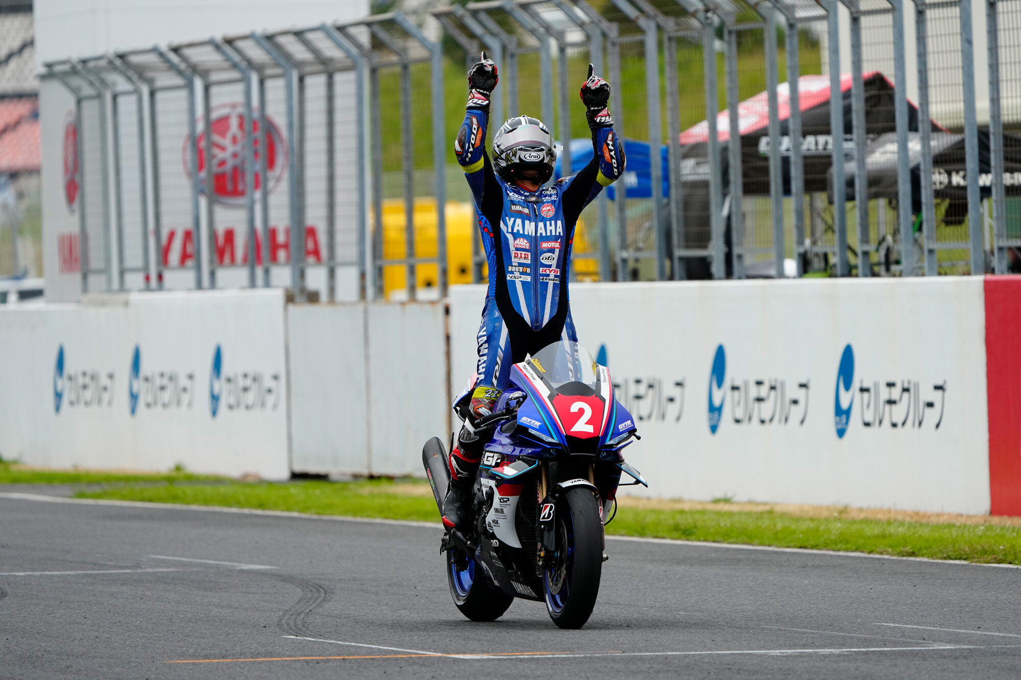 レース2は霧の影響で他のクラスがすべて中止になる中、唯一JSB1000クラスだけが開催され、しかもこのレースを中須賀選手が優勝。まさに運を引き寄せてチャンピオンに王手をかけたのです。