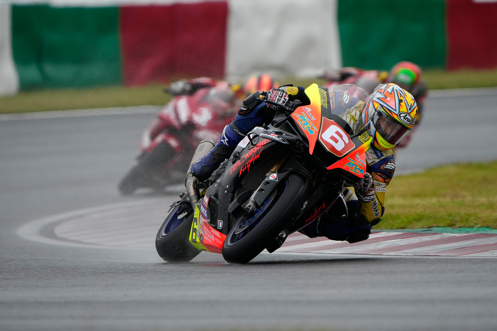 YZF-R1を使用するST1000クラスでは、最終戦の鈴鹿でAKENO SPEED・RC KOSHIENの#6 井手翔太選手がウエットコンディションの中で激走!