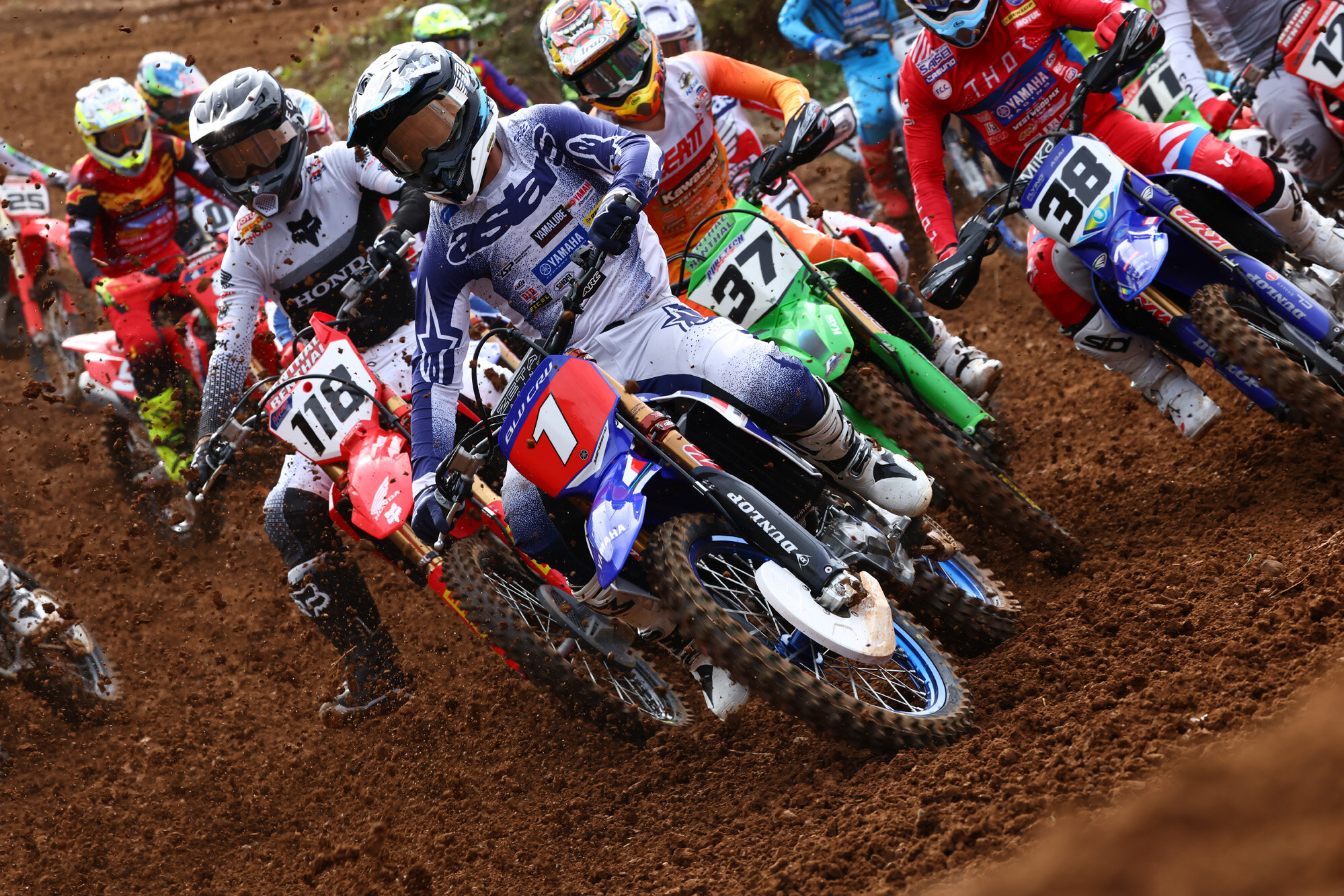 結論から言いますが、ジェイ選手は最終戦のヒート1、3番手を走行中に転倒して負傷。