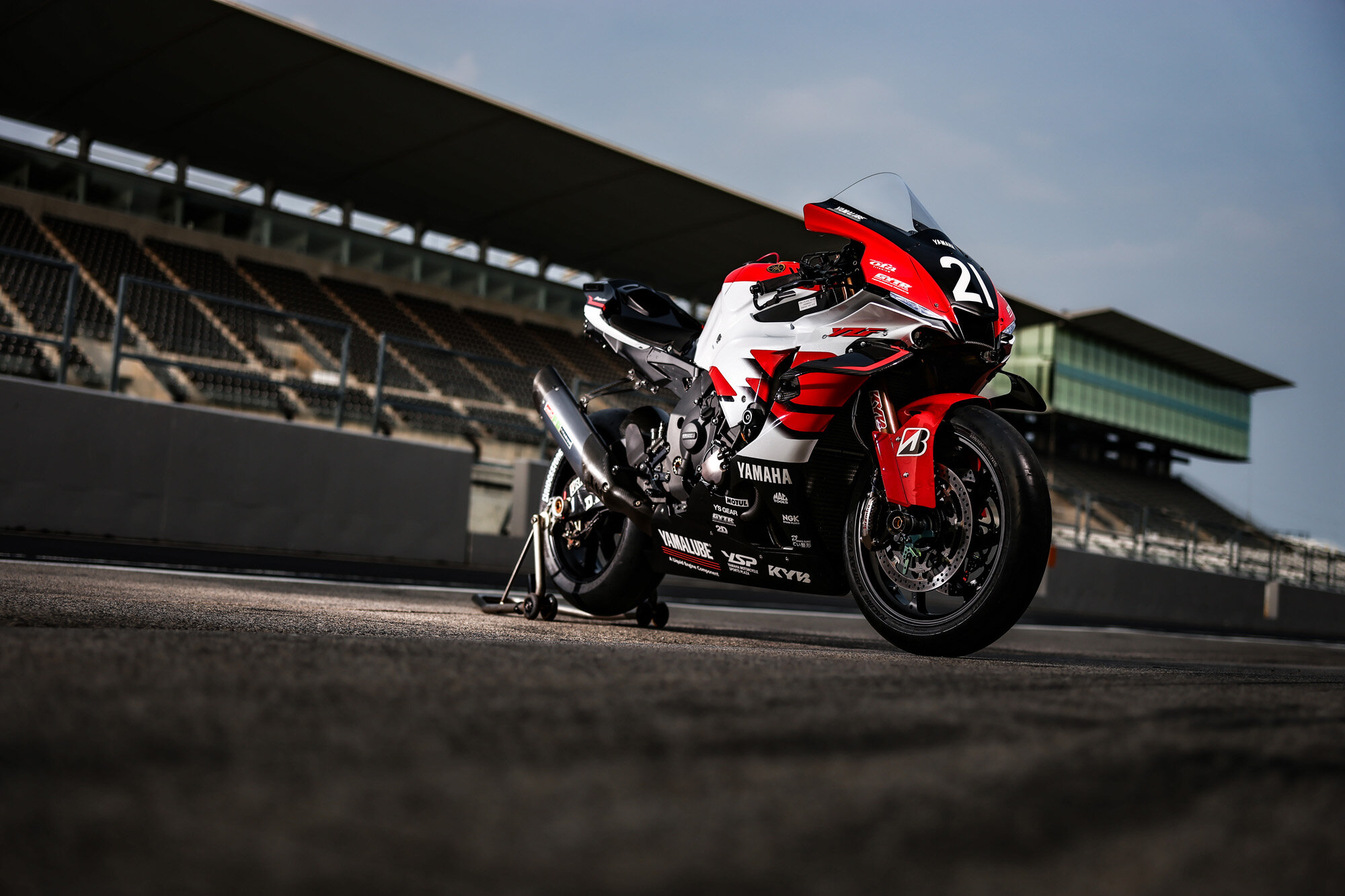 今年は、ヤマハ発動機の創立70周年を記念する活動の一つとして、鈴鹿8耐にファクトリー体制の「YAMAHA RACING TEAM」が2019年以来6年ぶりに参戦!