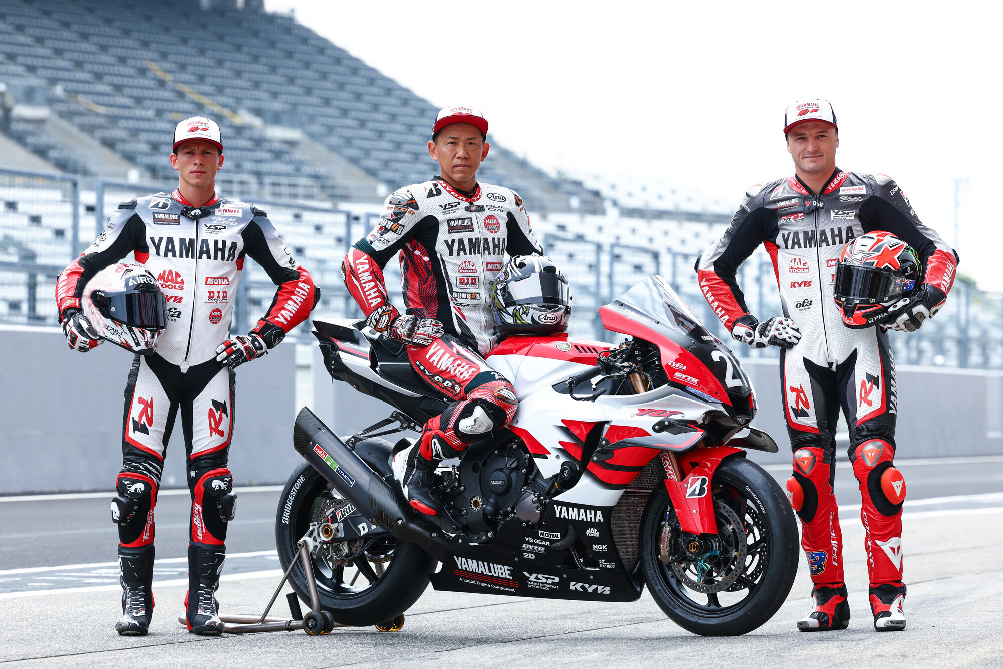 さらにMotoGPライダーのジャック・ミラー選手、スーパーバイク世界選手権を走るアンドレア・ロカテッリ選手、全日本の絶対王者、中須賀選手というドリームチームを結成!