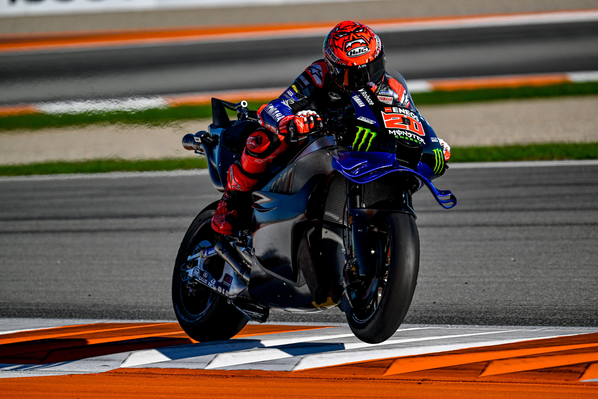 ヤマハ発動機は2026年シーズンからMotoGPマシン「YZR-M1」に、これまでの直列4気筒エンジンからV型4気筒エンジンを搭載することを決定。