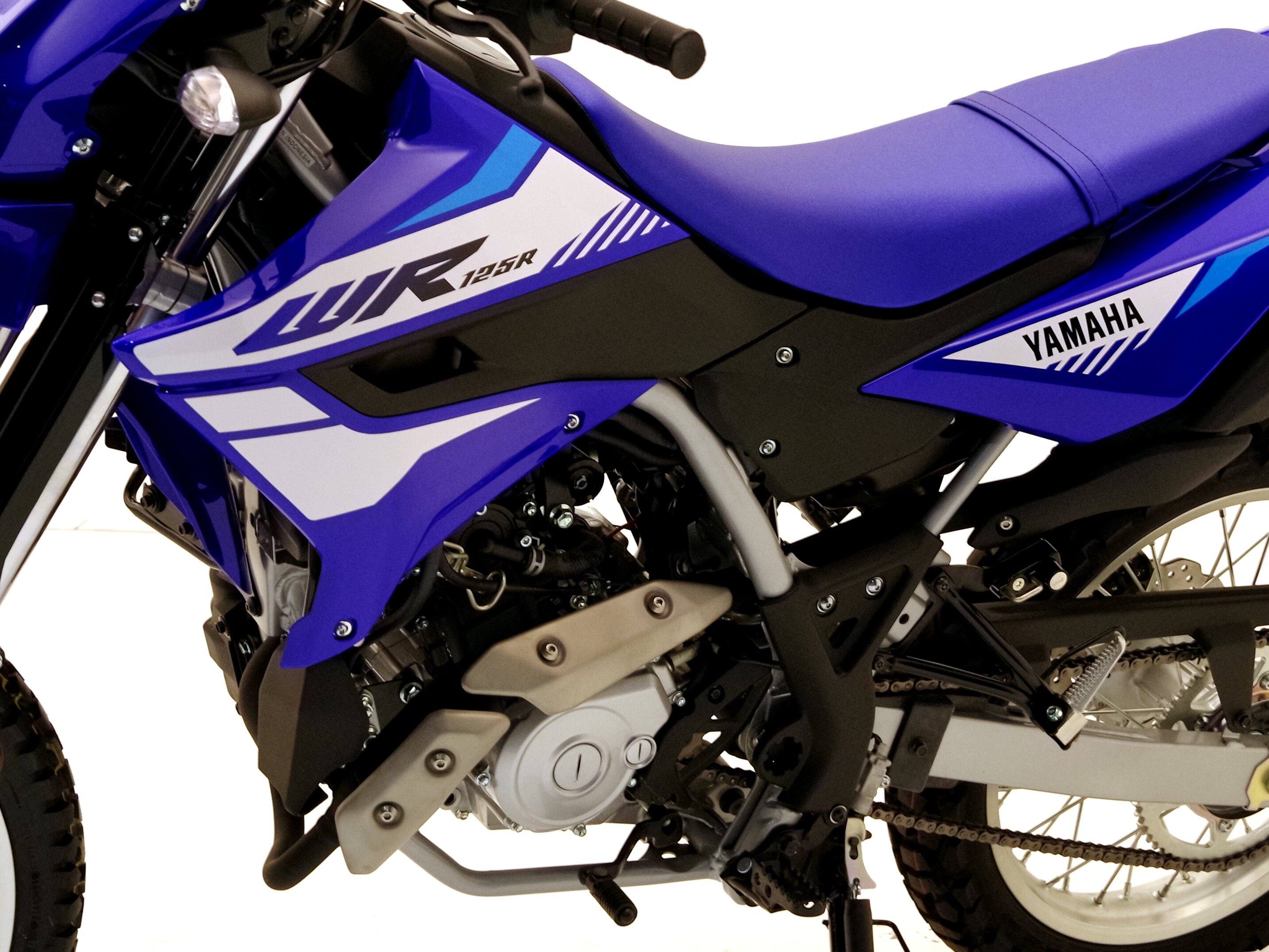 ブラックパーツがシュラウドに向かって突き刺さり