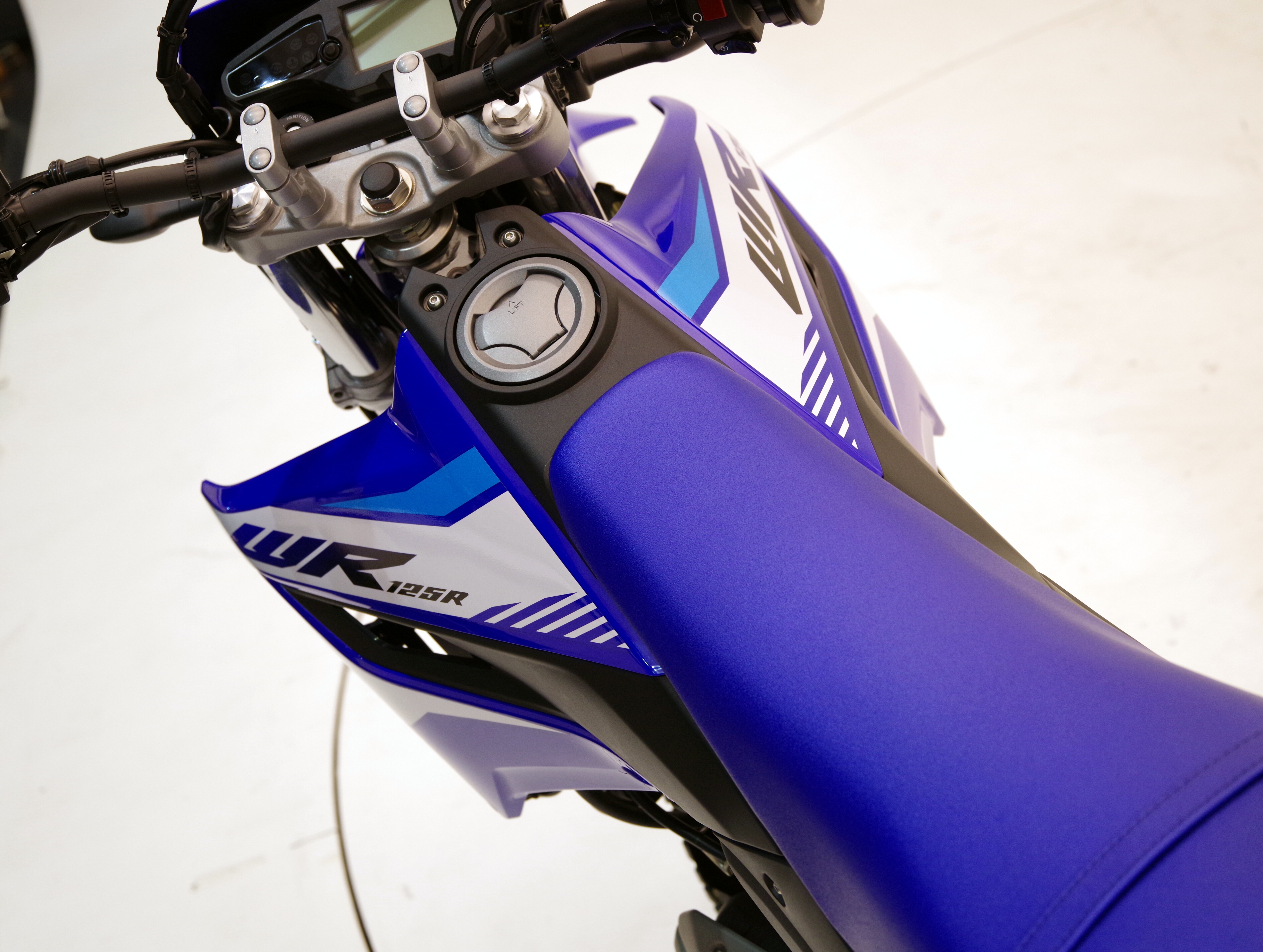 なるべく凹凸をなくしてライダーの動きの自由度を制限せず