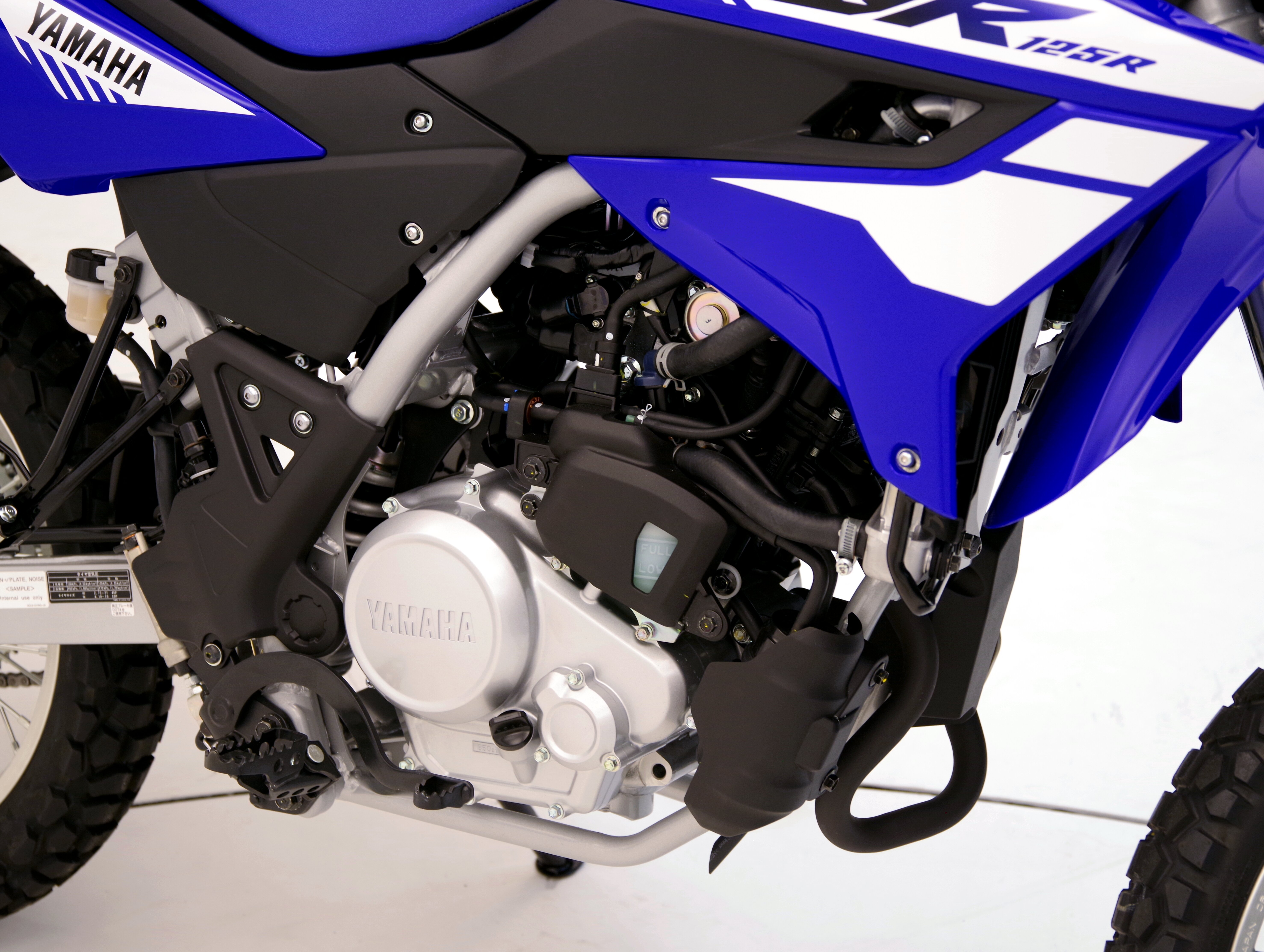 エンジン周辺の各部カバー類はメカ感を演出し、マフラーにもこだわりが