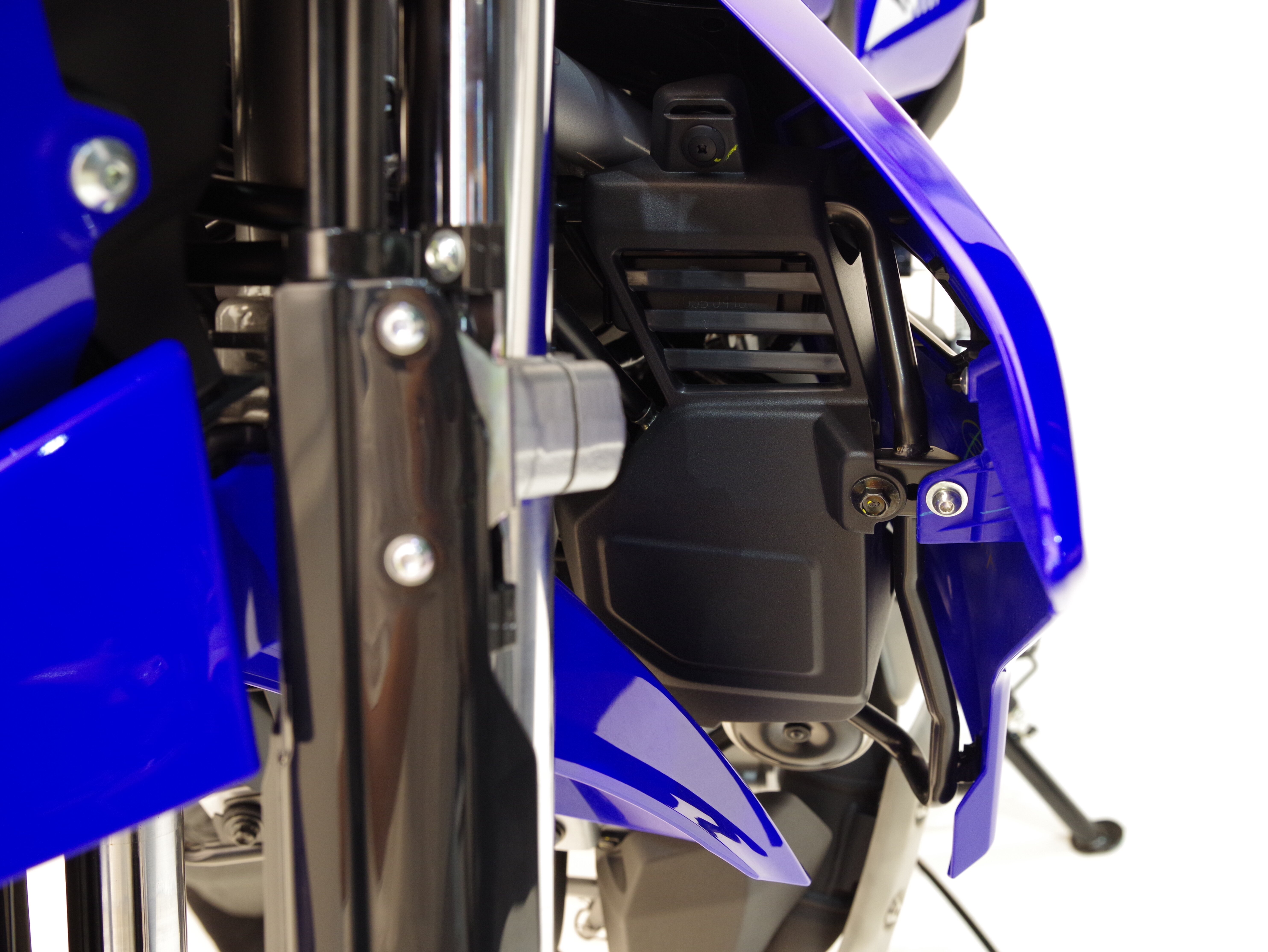 ジッと見ないと目立たない場所ですが、正面から向かって右側の内部カバーも設計の方にアドバイスをもらい変更した部分です