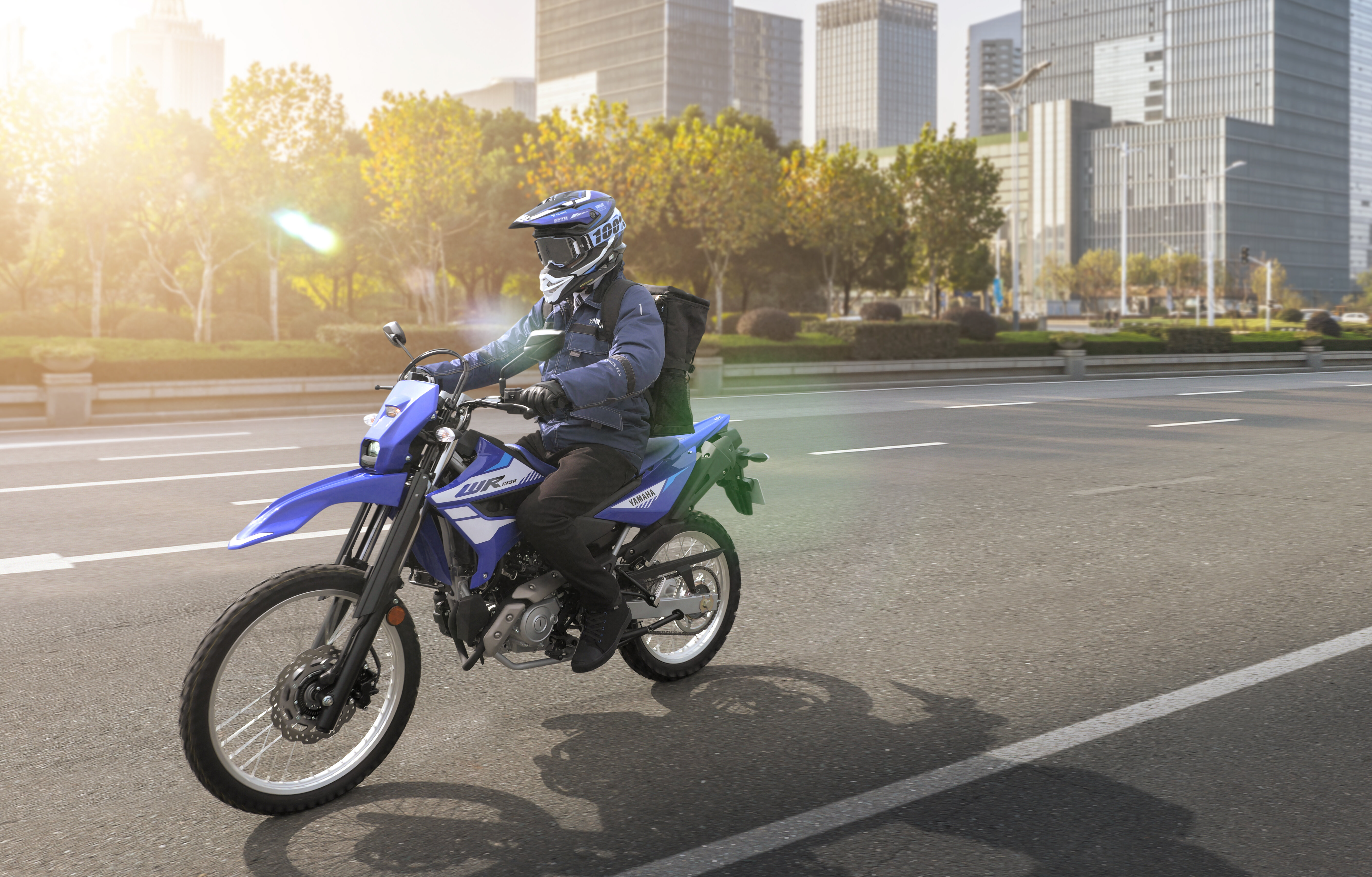 一方で、オフロードバイクフリークのベテランライダーにも響くようにデザインしました