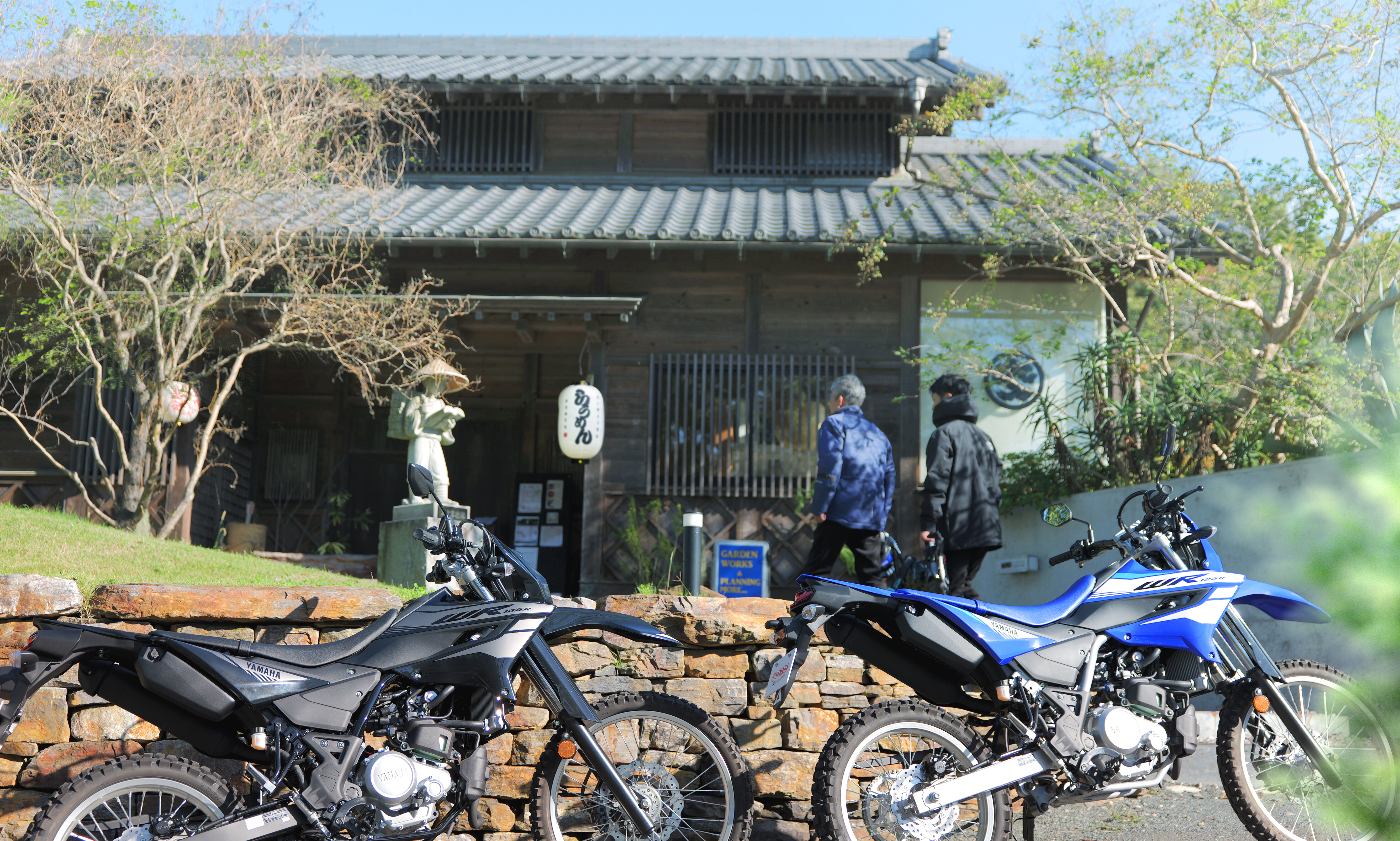 カジュアルなグラフィックのブラックとブルーの2色を設定