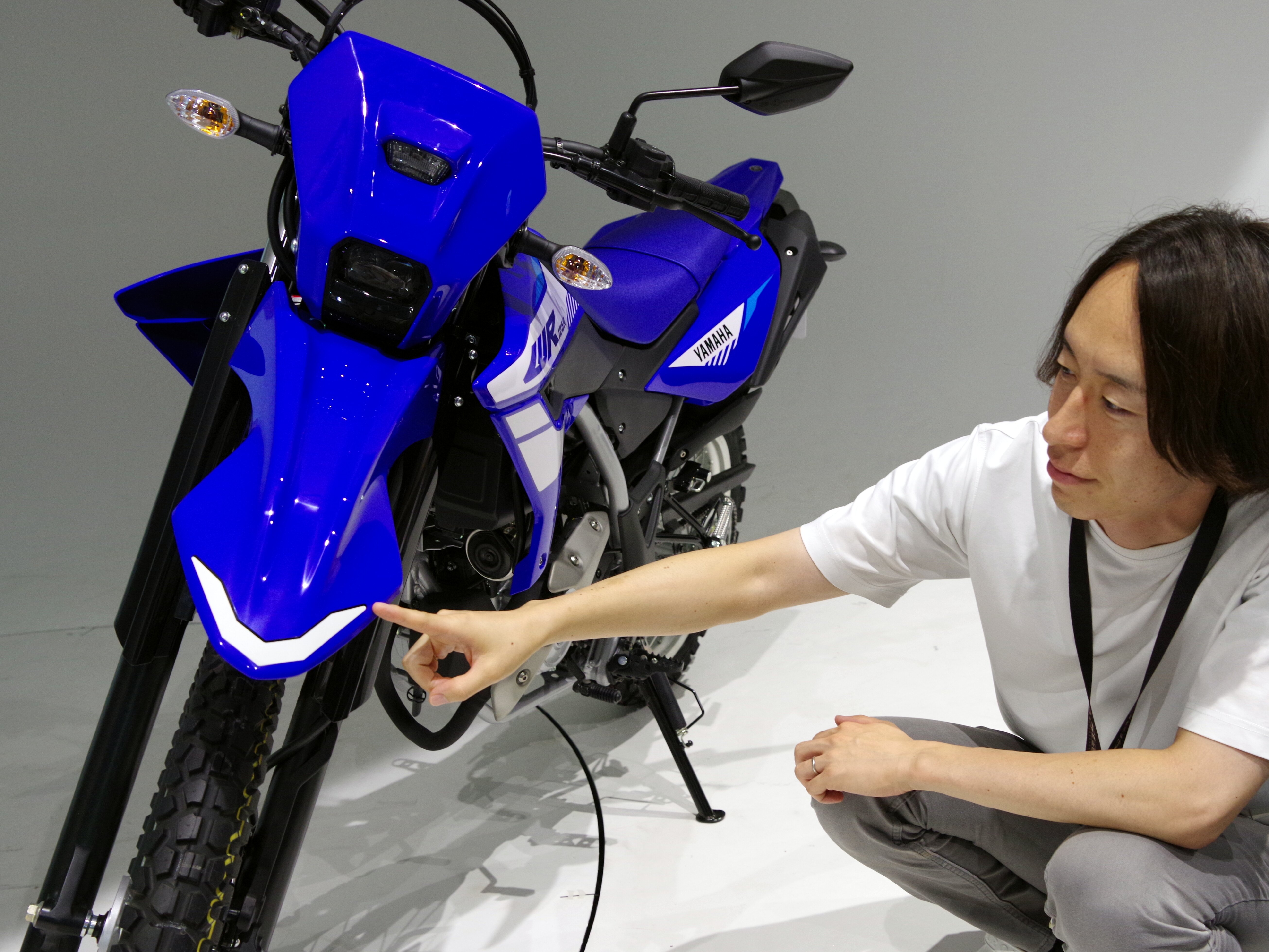 フロントフェンダーに装着される白い帯状の原付二種（51～125cc）マークもポイントです