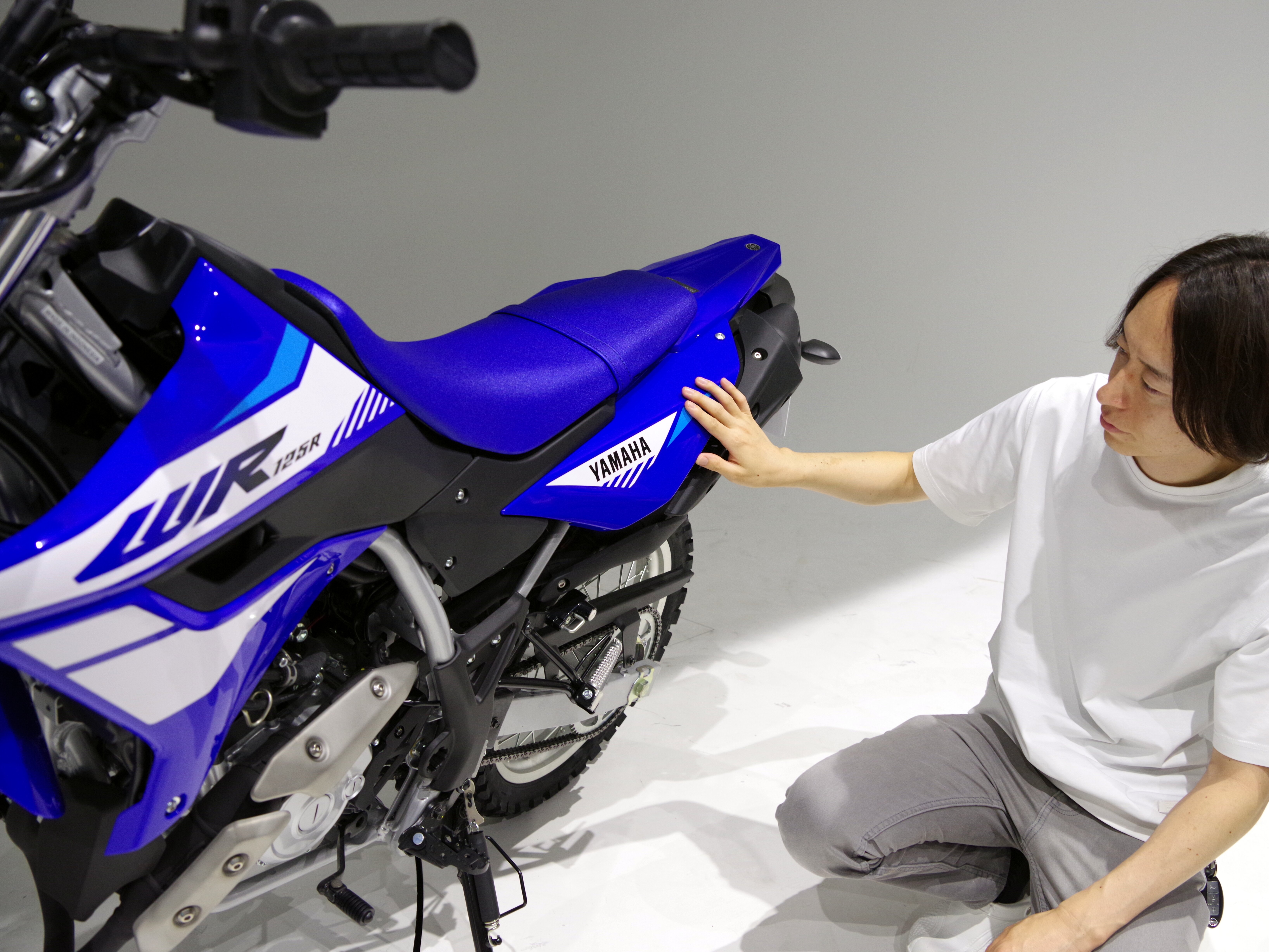 WR125R専用にデザインし、特徴的なフロントフェンダーにマッチするようにしました。