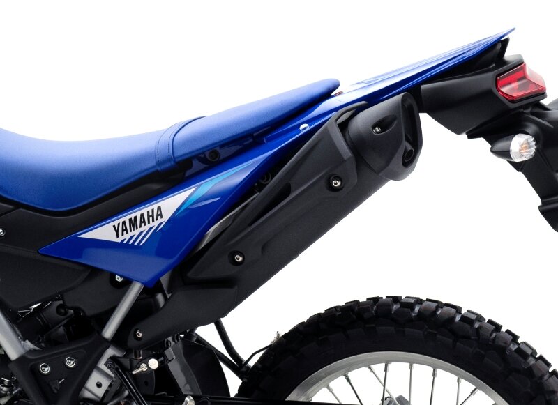 排気は車体左側のアップマフラーを採用し、オフロード走行に適した排気レイアウトとなっています