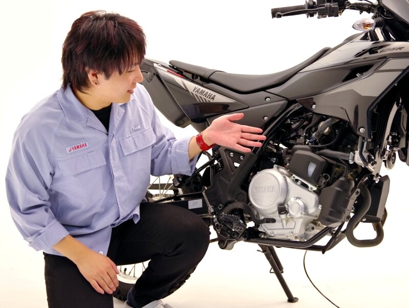 最大トルクの発生回転数を下げたことに伴い、マフラーのエキゾーストパイプ形状を変更しています