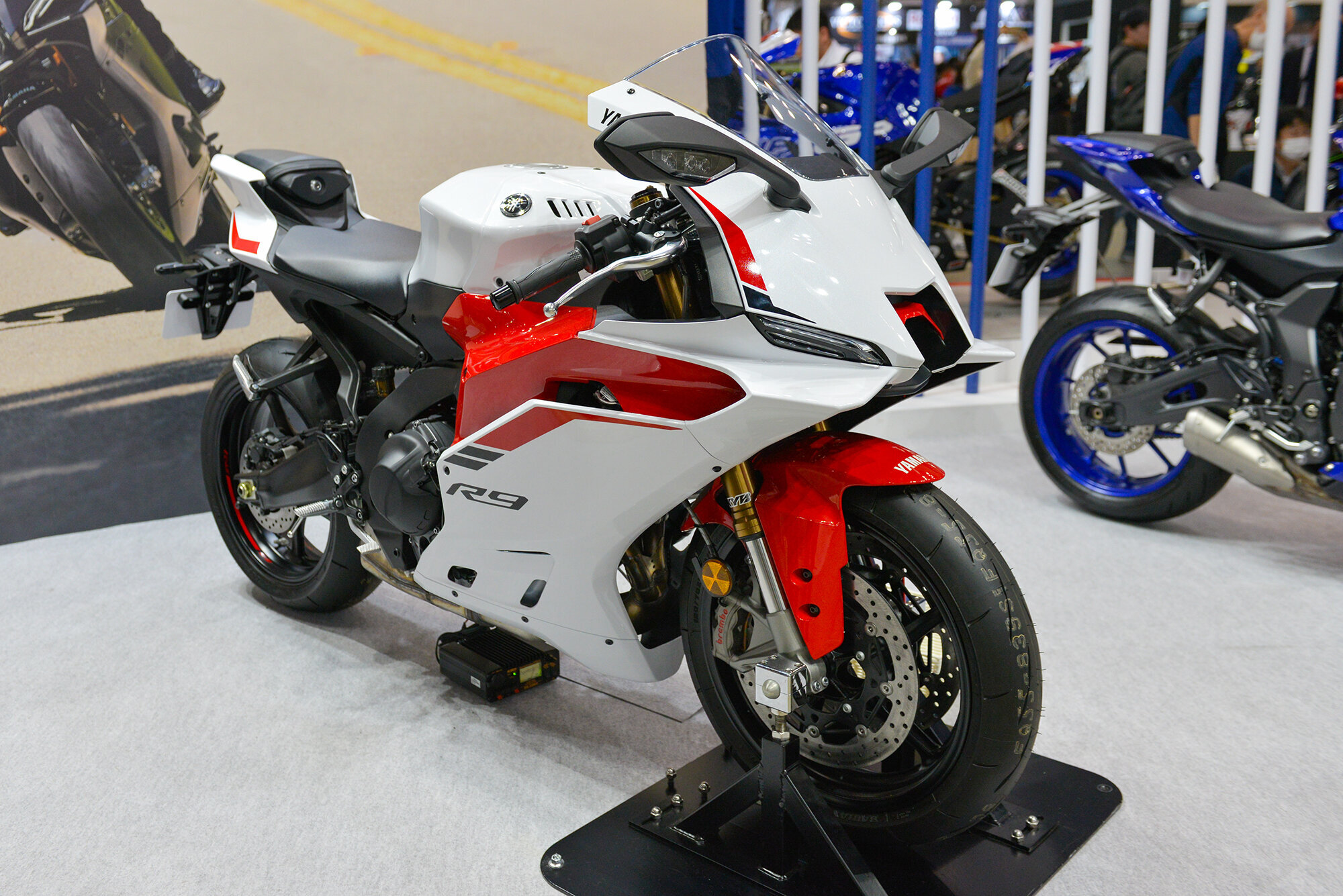 このタイミングではまだ発売前で、参考出品されていたYZF-R9。