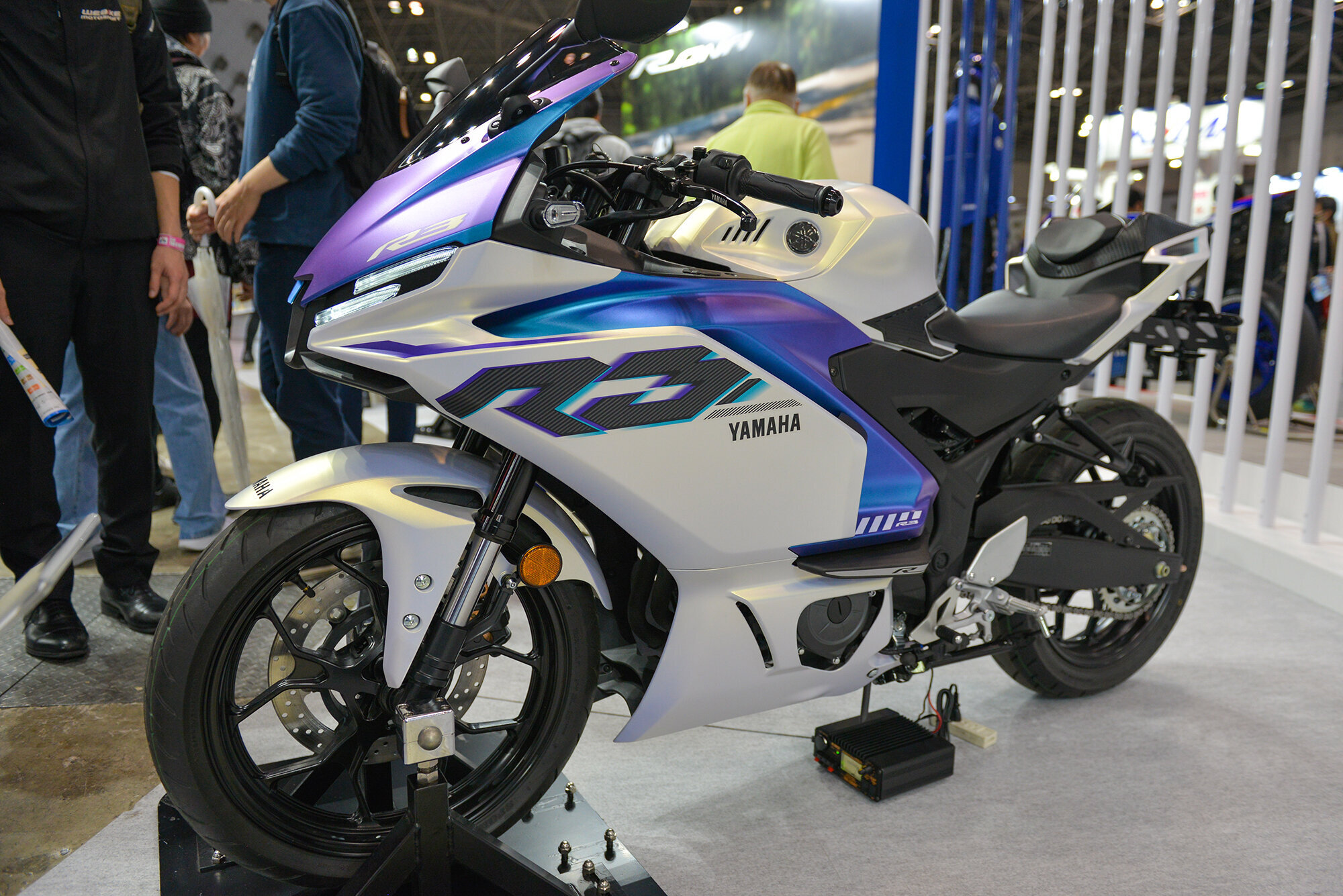 こちらのYZF-R3は、光の加減や見る角度で印象が変わる、2025年のニューカラーが登場。