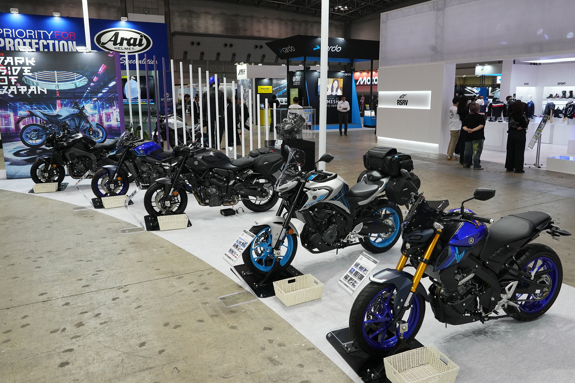 都会を駆け抜ける俊敏さが魅力のMTシリーズのコーナーでは、水色とグレーのコントラストが印象的な2025年のシンボリックカラー「マットライトグレー」を中心にラインナップを展示。