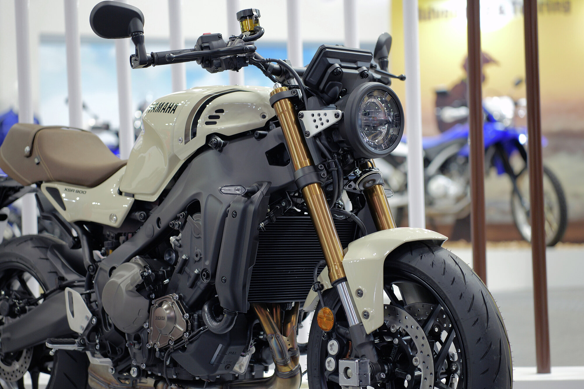 XSRのコーナーで注目の的になっていたのは、XSR900の日本限定カラー「セラミックアイボリー」！