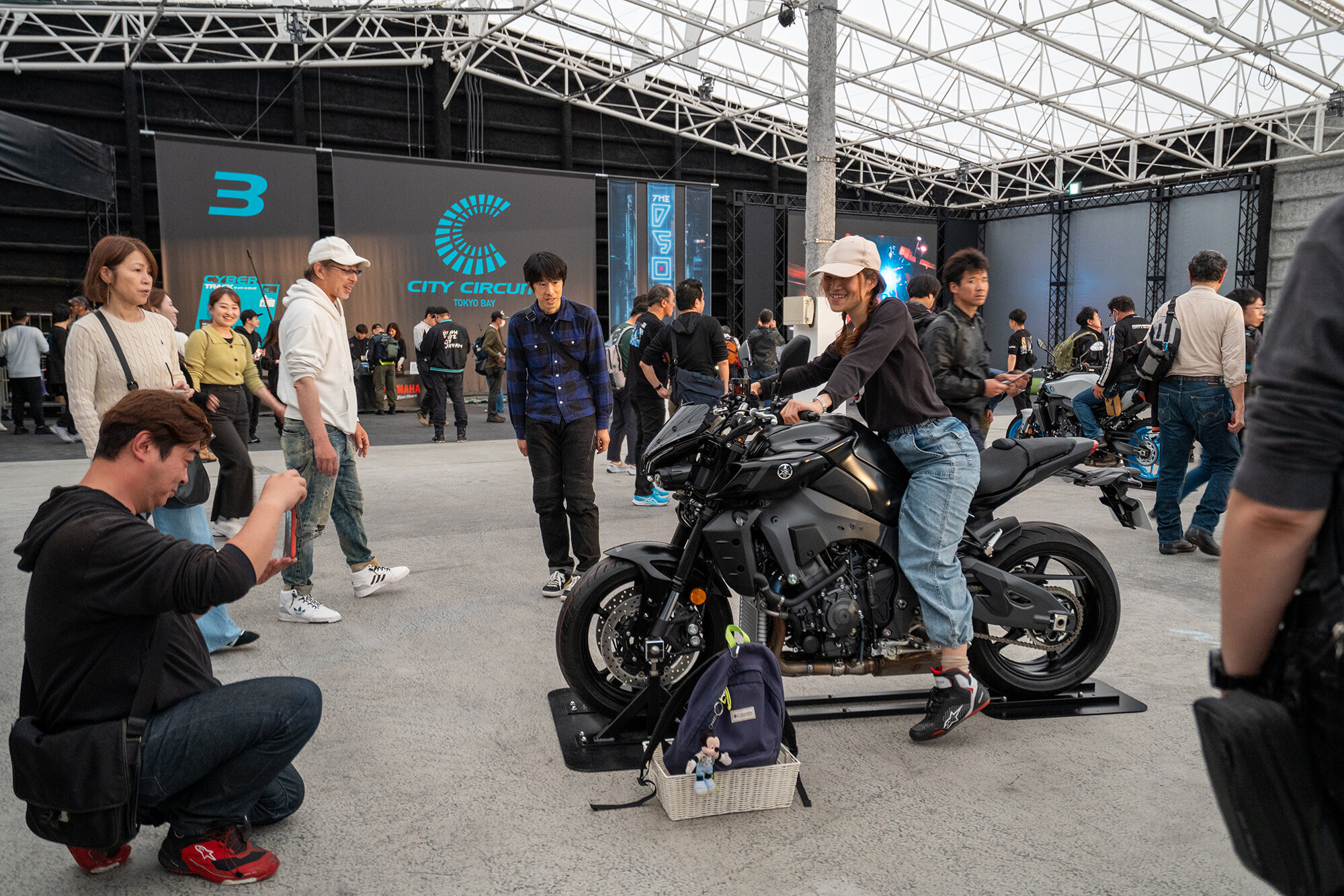 屋内の展示会場には、またがりOKのMTシリーズ全モデルを展示。