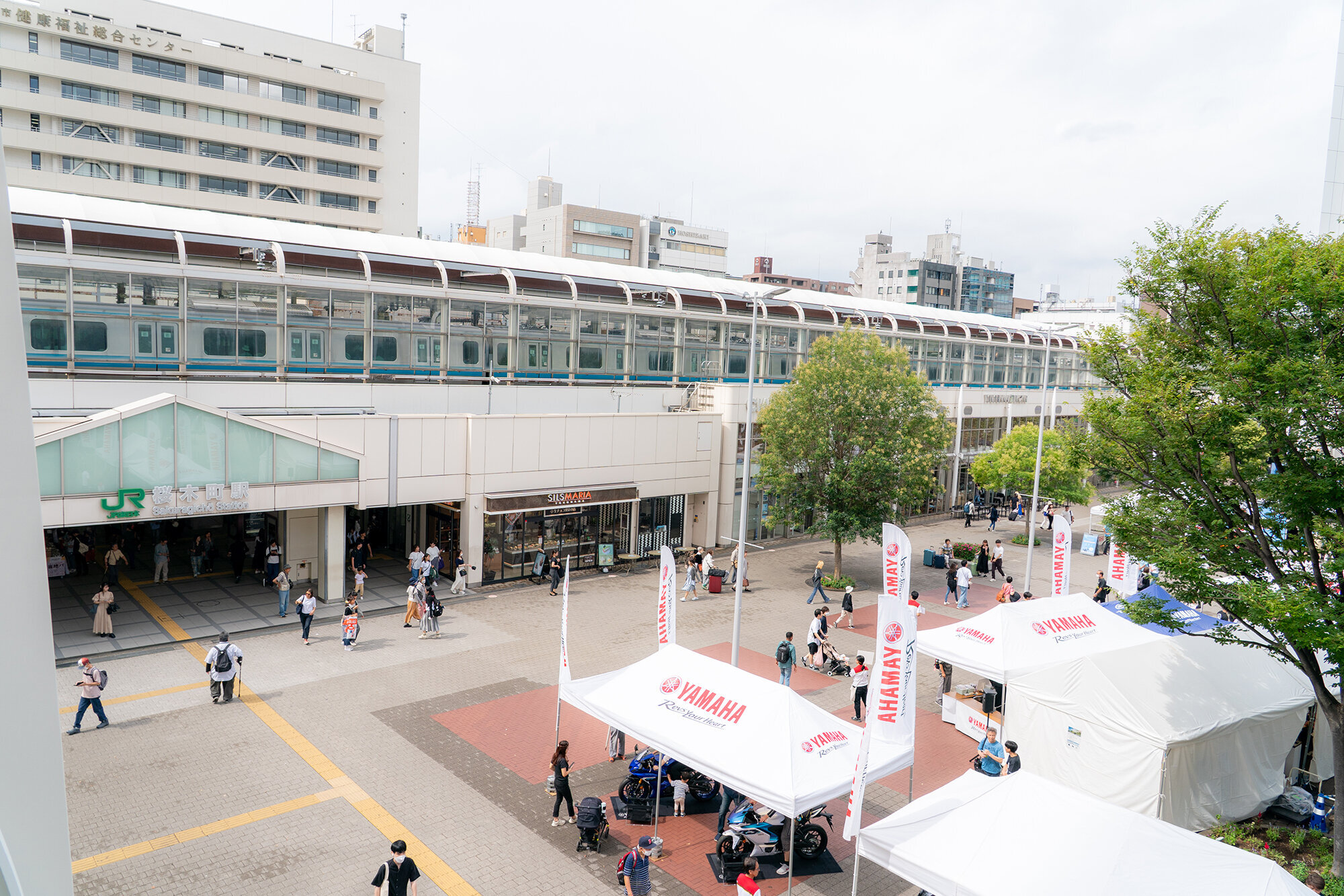 公共交通機関でふらっとお越しいただける気軽さはもちろん、普段はバイクと接点がない方々にも、ヤマハのバイクや電動アシスト自転車に気軽に触れていただく機会になればという思いから開催している都市型のバイクイベントなんです。
