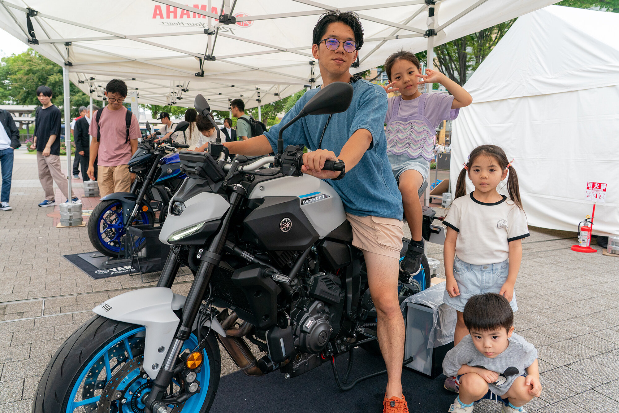都市型イベントだからこそ、ふらっと立ち寄りバイクにまたがってくれたご家族の表情に癒やされたり...