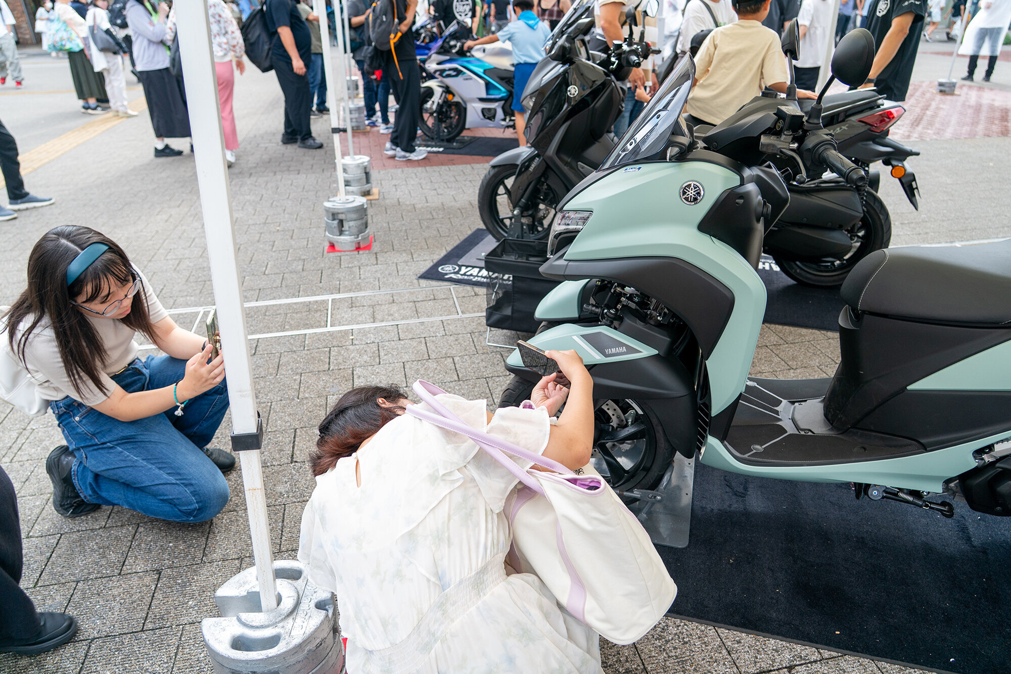 こちらで「TRICITY155」をガン見しているのは、LMWの構造を見てびっくりしたという機械工学系の学生さんたちでした。