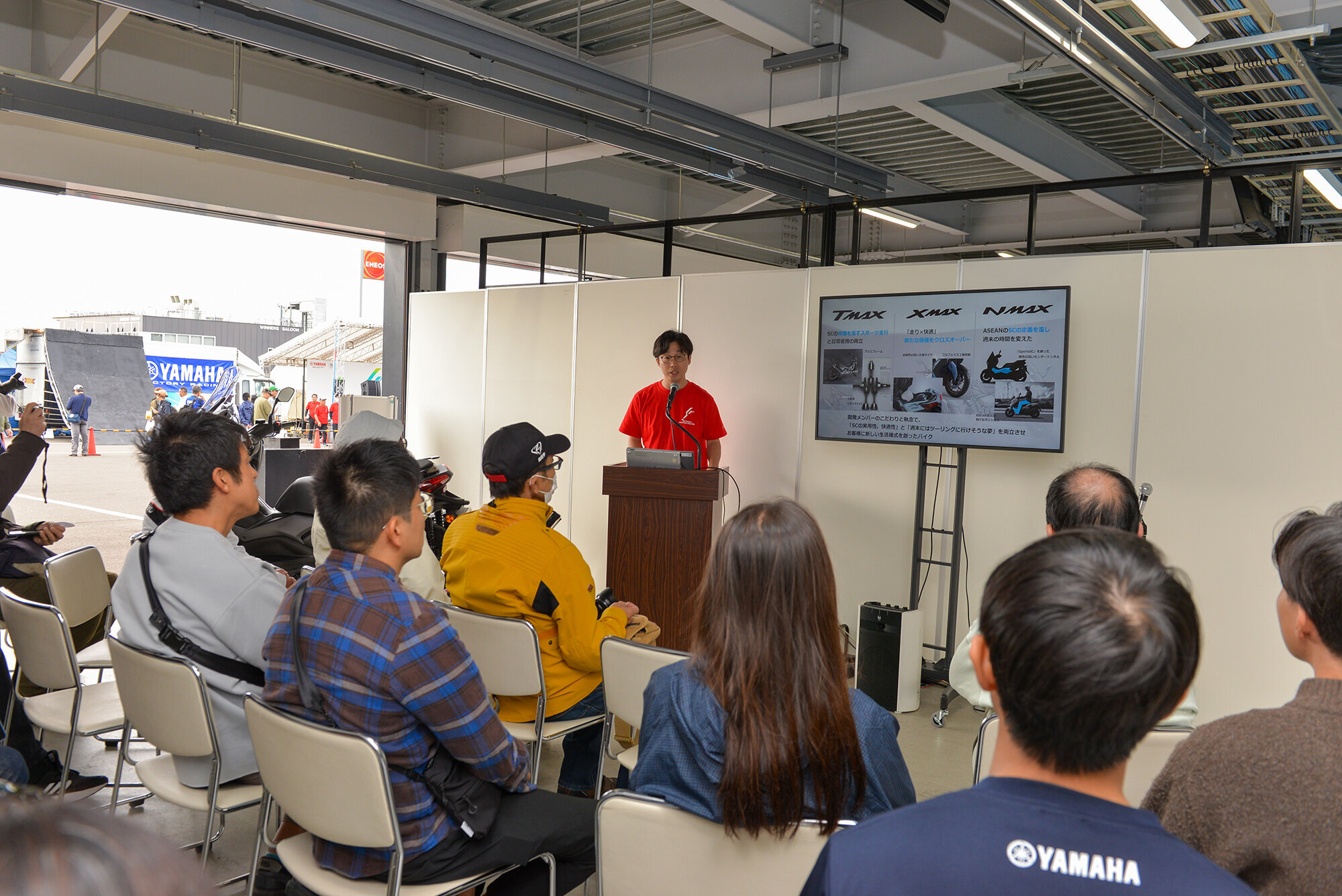 担当モデルにかける熱い思いや、ここでしか聞けない裏話などに、熱心に耳を傾けるお客さま。