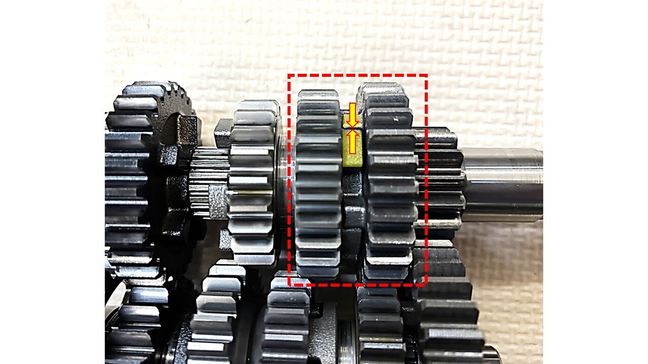 爪は一旦離れますが、エンジンブレーキ状態となるとリヤタイヤの回転>エンジン回転となるので再び爪同士は強く噛み合ってしまいます。