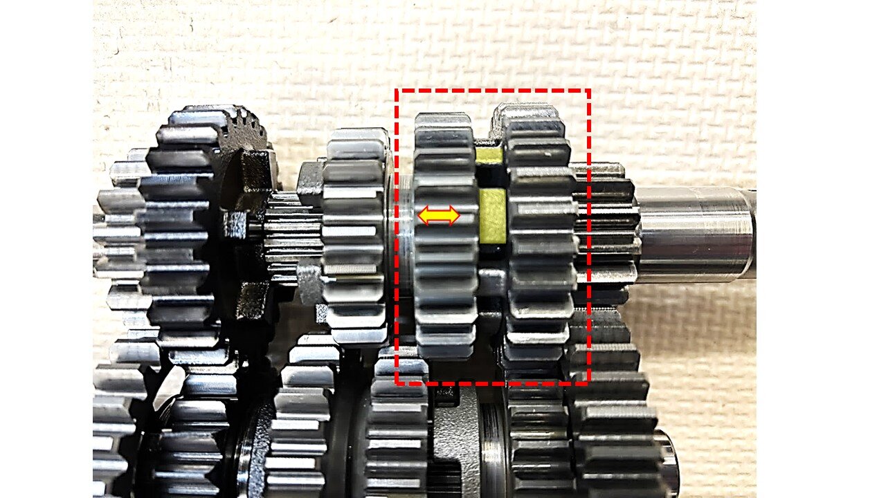 これらの操作を実践するためには、シフトアップのタイミングで先行してシフトペダルの下に足を動かし