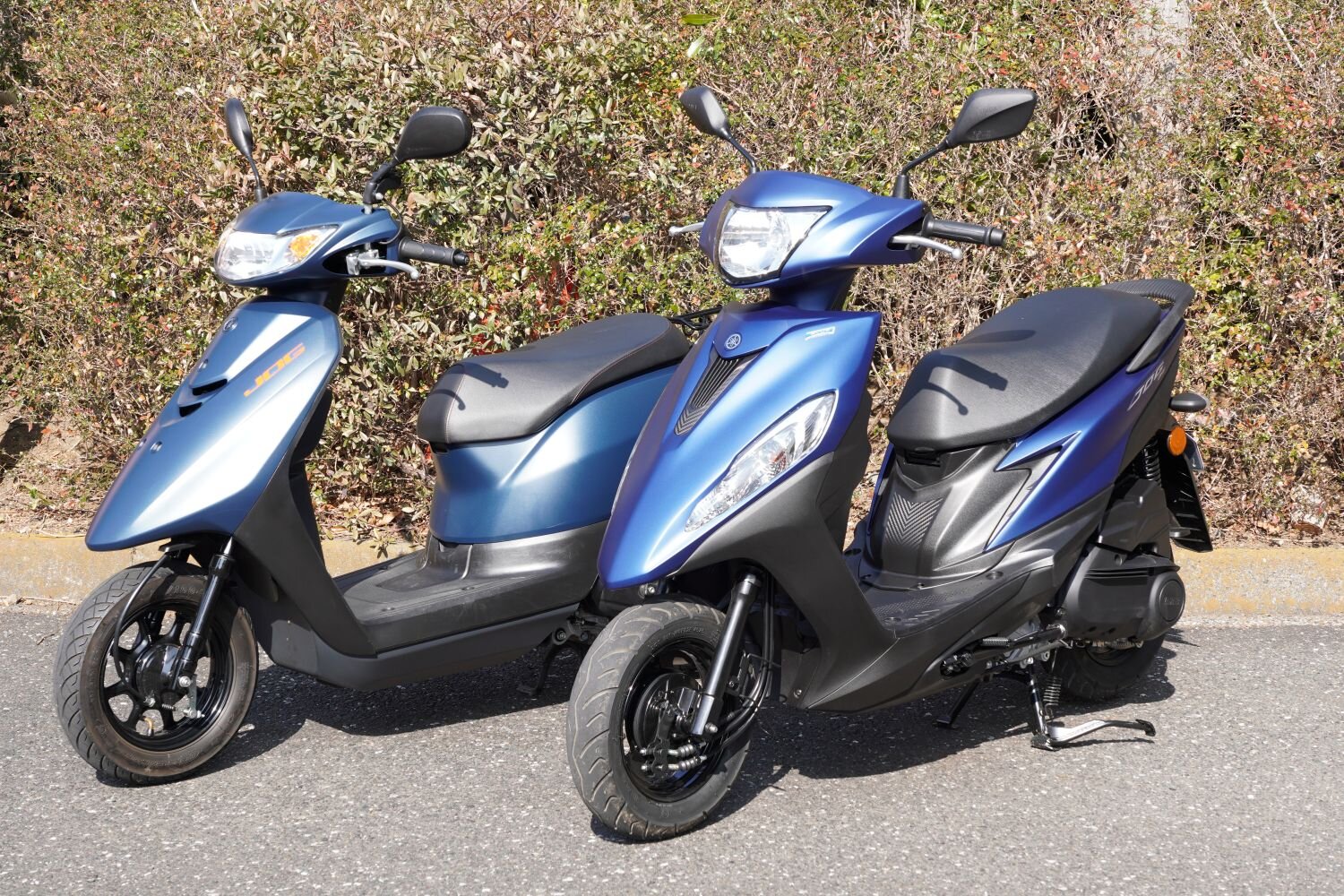 左がJOG(50cc)、右が新基準原付のJOG ONEです。