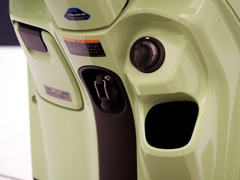 収納性も高く、19.1L容量のシート下トランク、USB Type-A端子に対応した充電ソケットを備えたフタ付きフロントポケット（左）、オープン型ポケット（右）も用意しています。